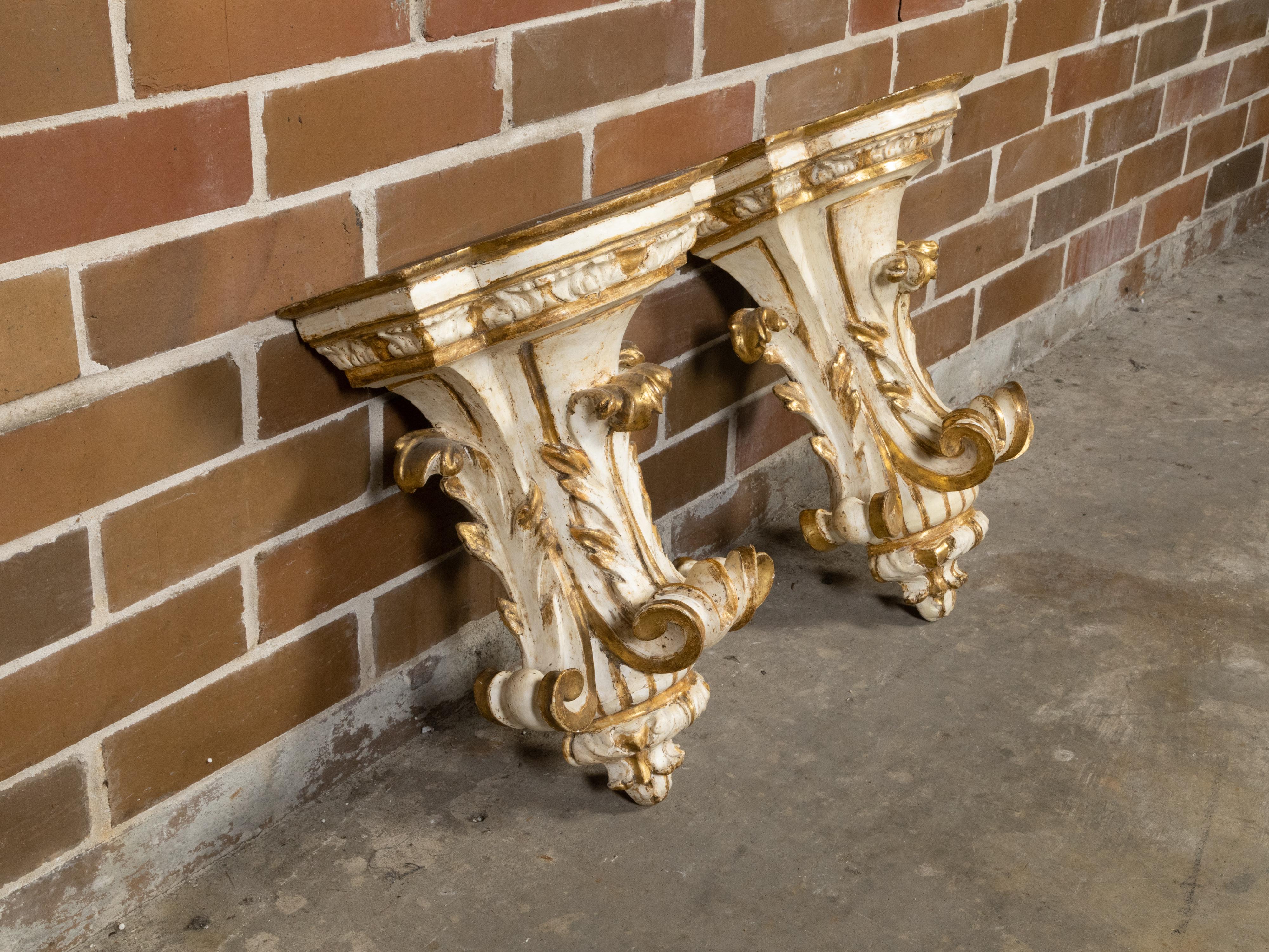 Pair of Italian 1800s Painted and Parcel-Gilt Wall Brackets with Acanthus Leaves For Sale 1