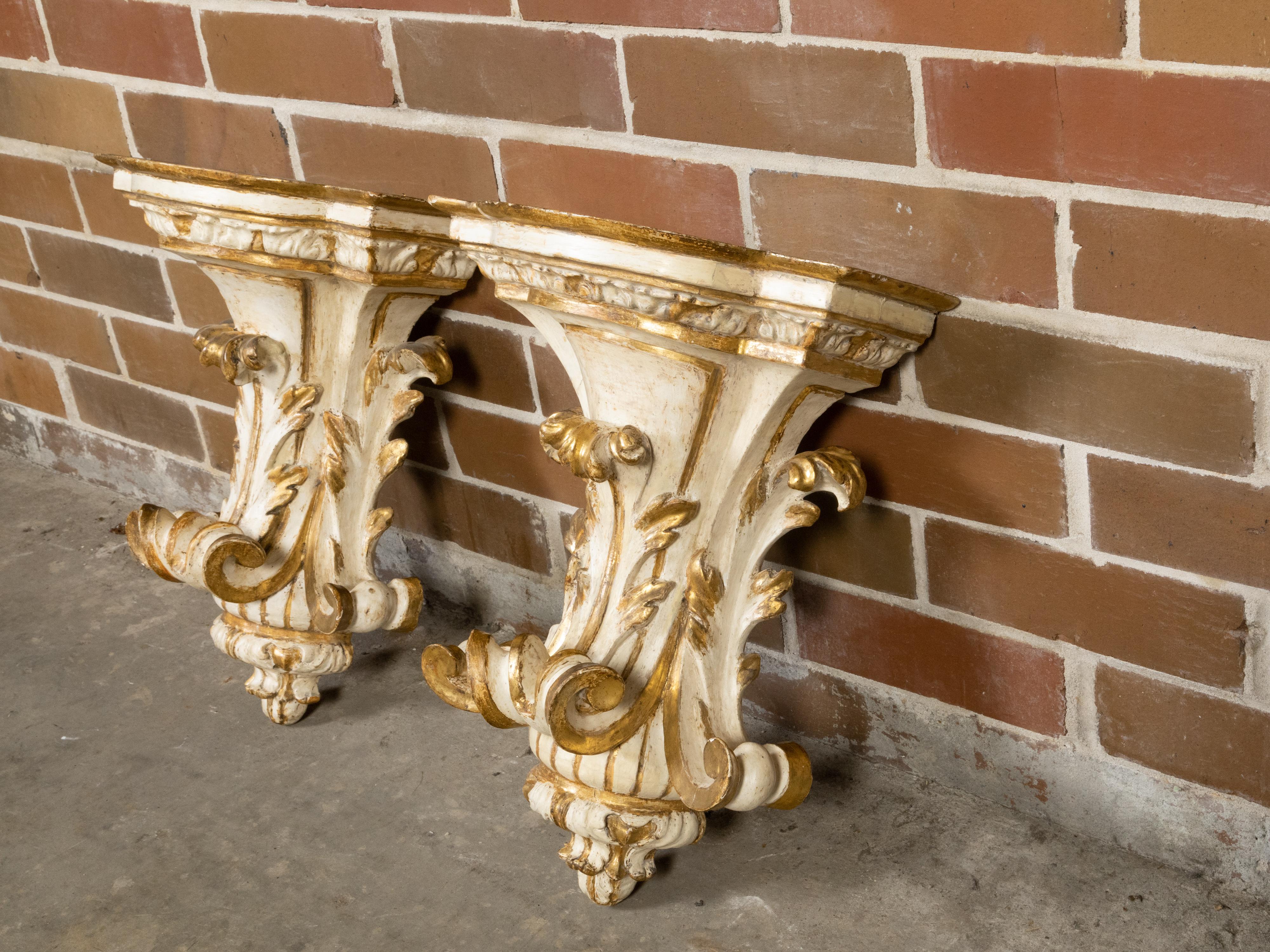 Pair of Italian 1800s Painted and Parcel-Gilt Wall Brackets with Acanthus Leaves For Sale 2