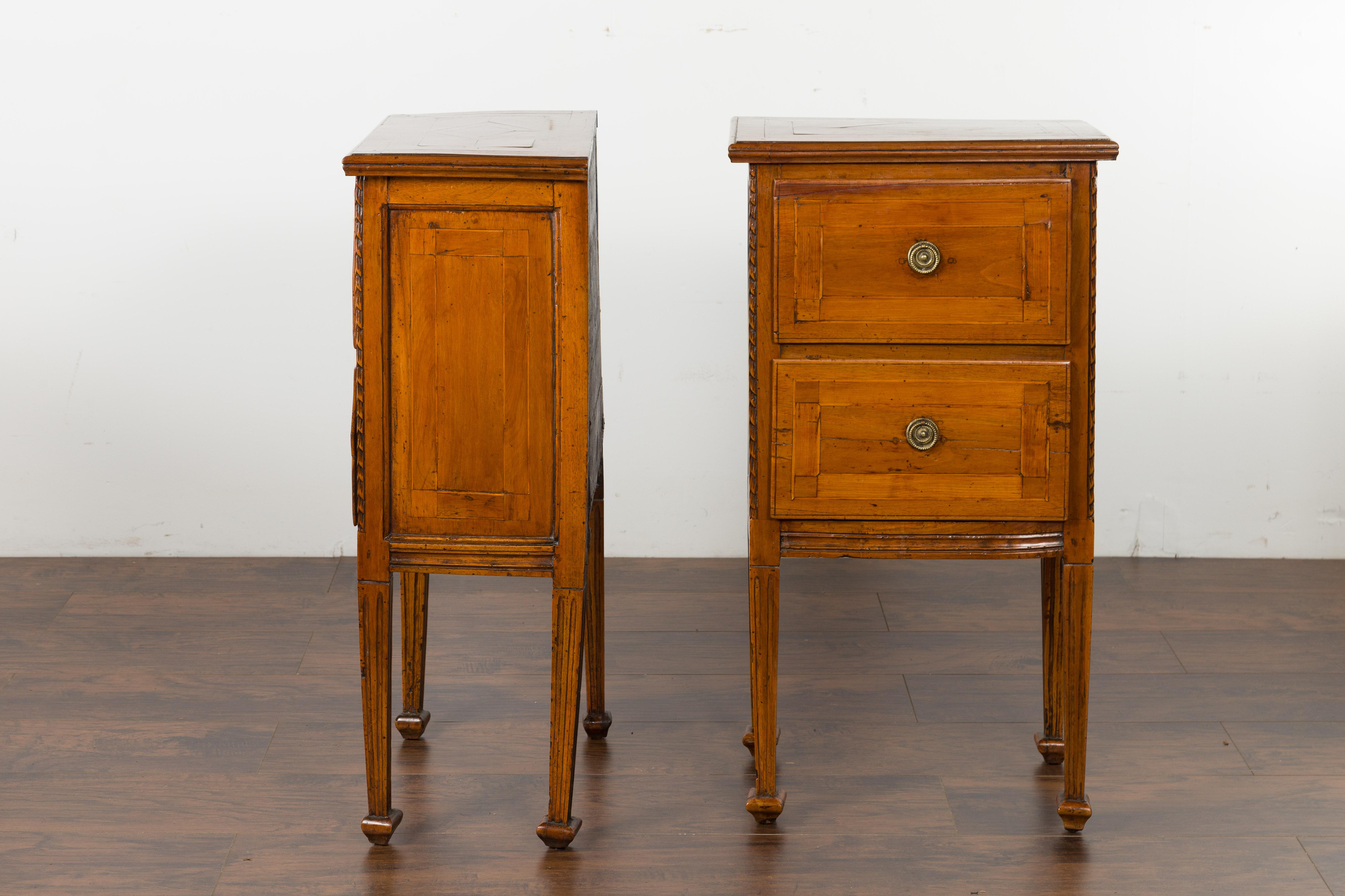 Pair of Italian 1820s Neoclassical Period Walnut Bedside Tables with Two Drawers For Sale 7