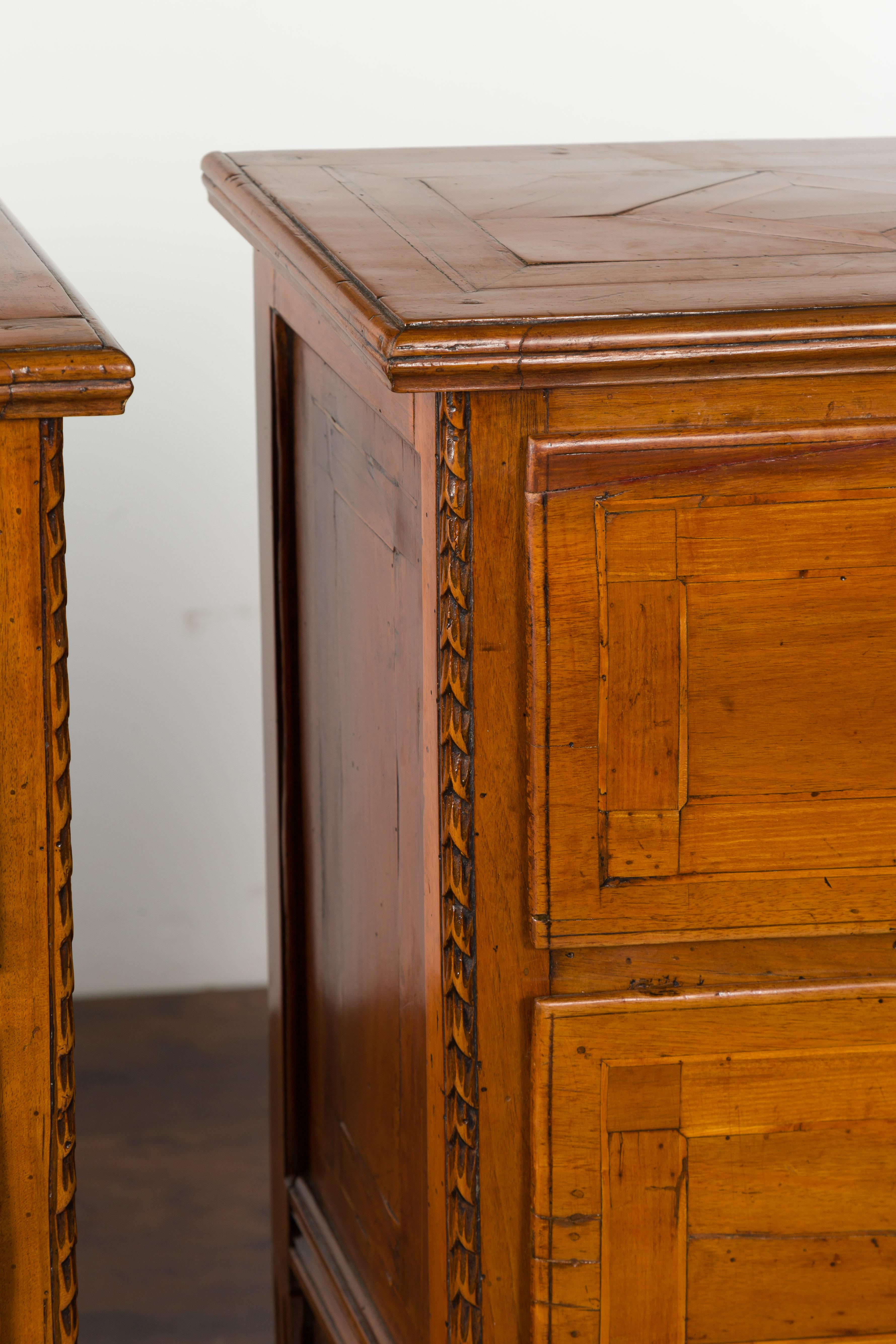 Pair of Italian 1820s Neoclassical Period Walnut Bedside Tables with Two Drawers For Sale 11