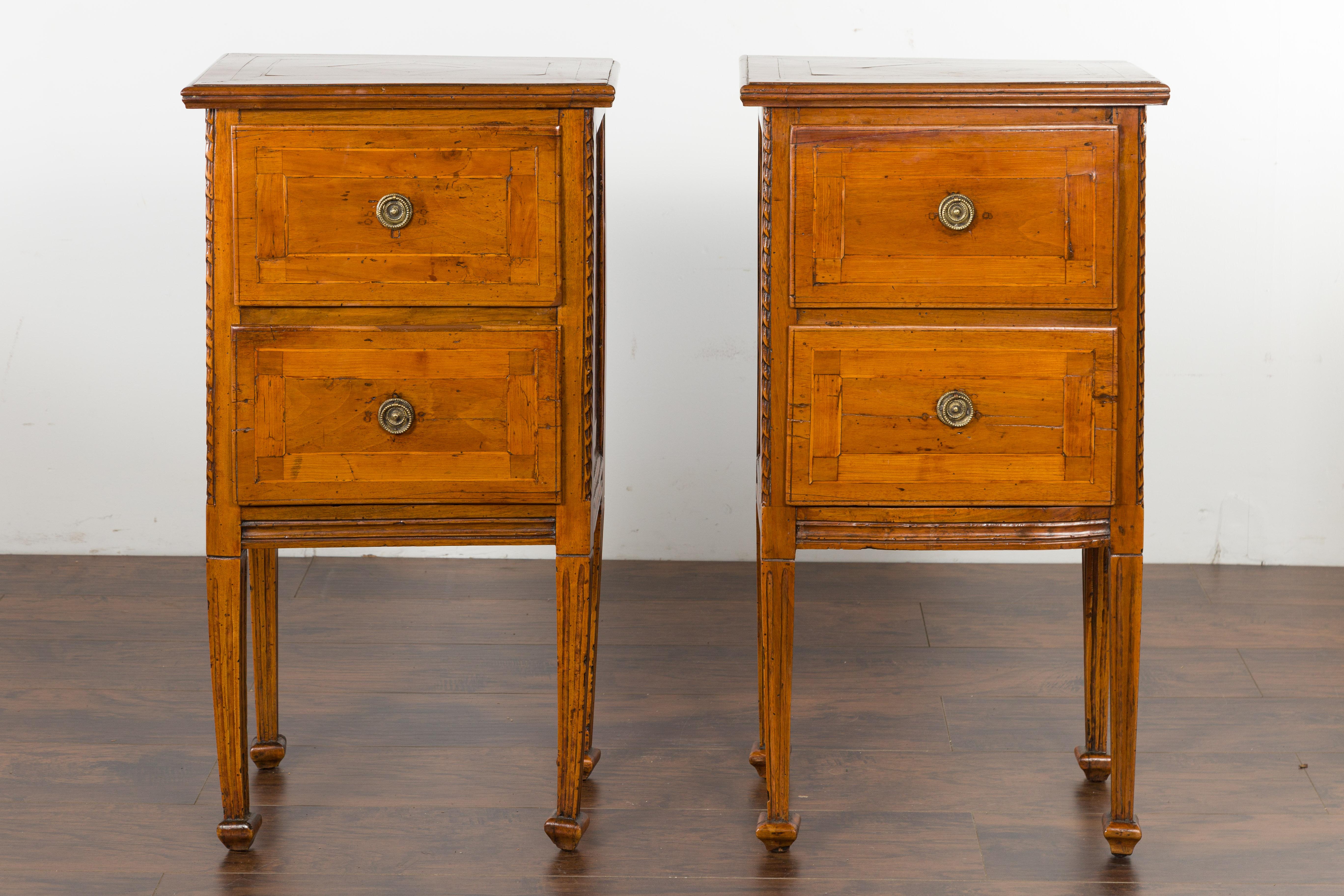 19th Century Pair of Italian 1820s Neoclassical Period Walnut Bedside Tables with Two Drawers For Sale