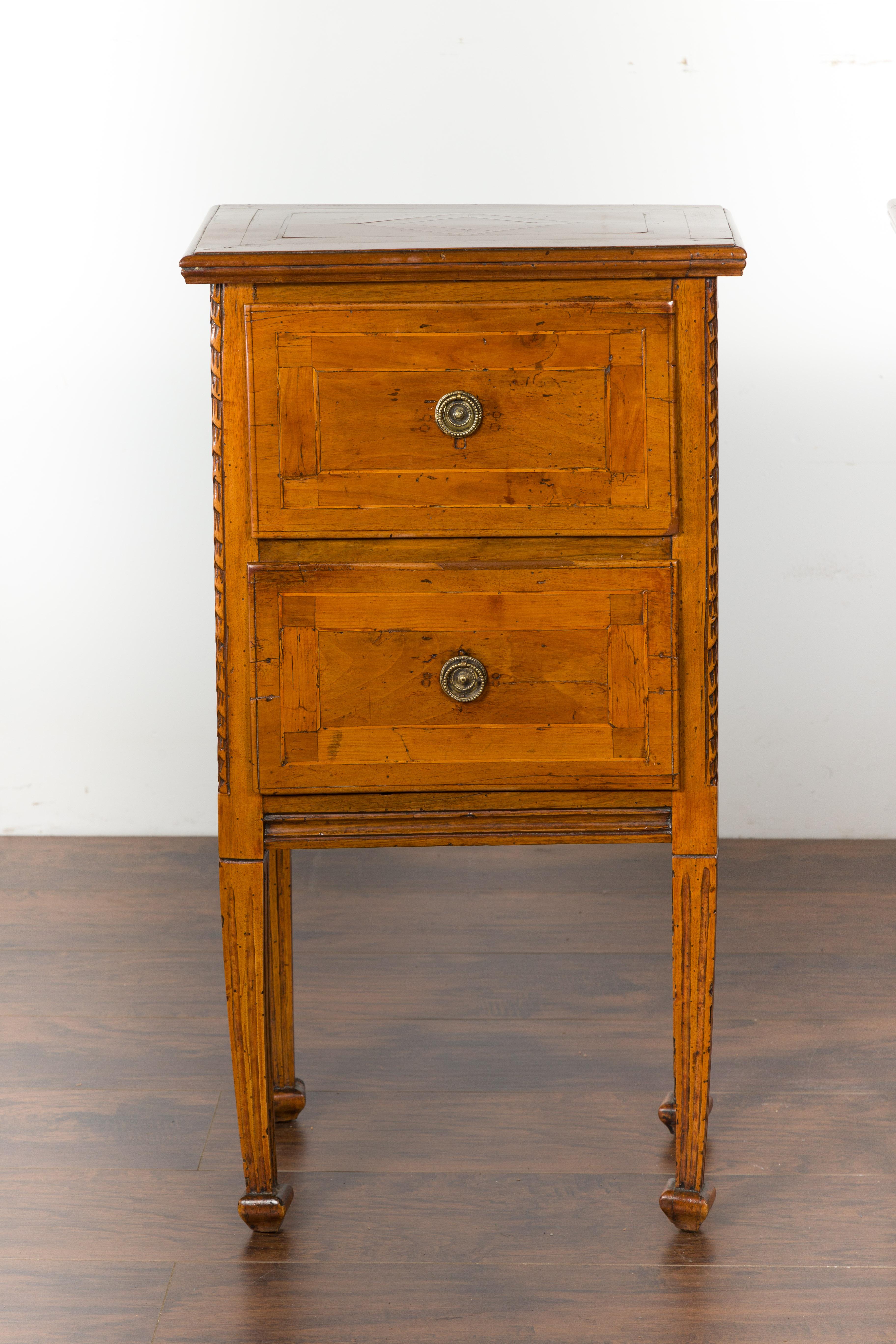Pair of Italian 1820s Neoclassical Period Walnut Bedside Tables with Two Drawers For Sale 1