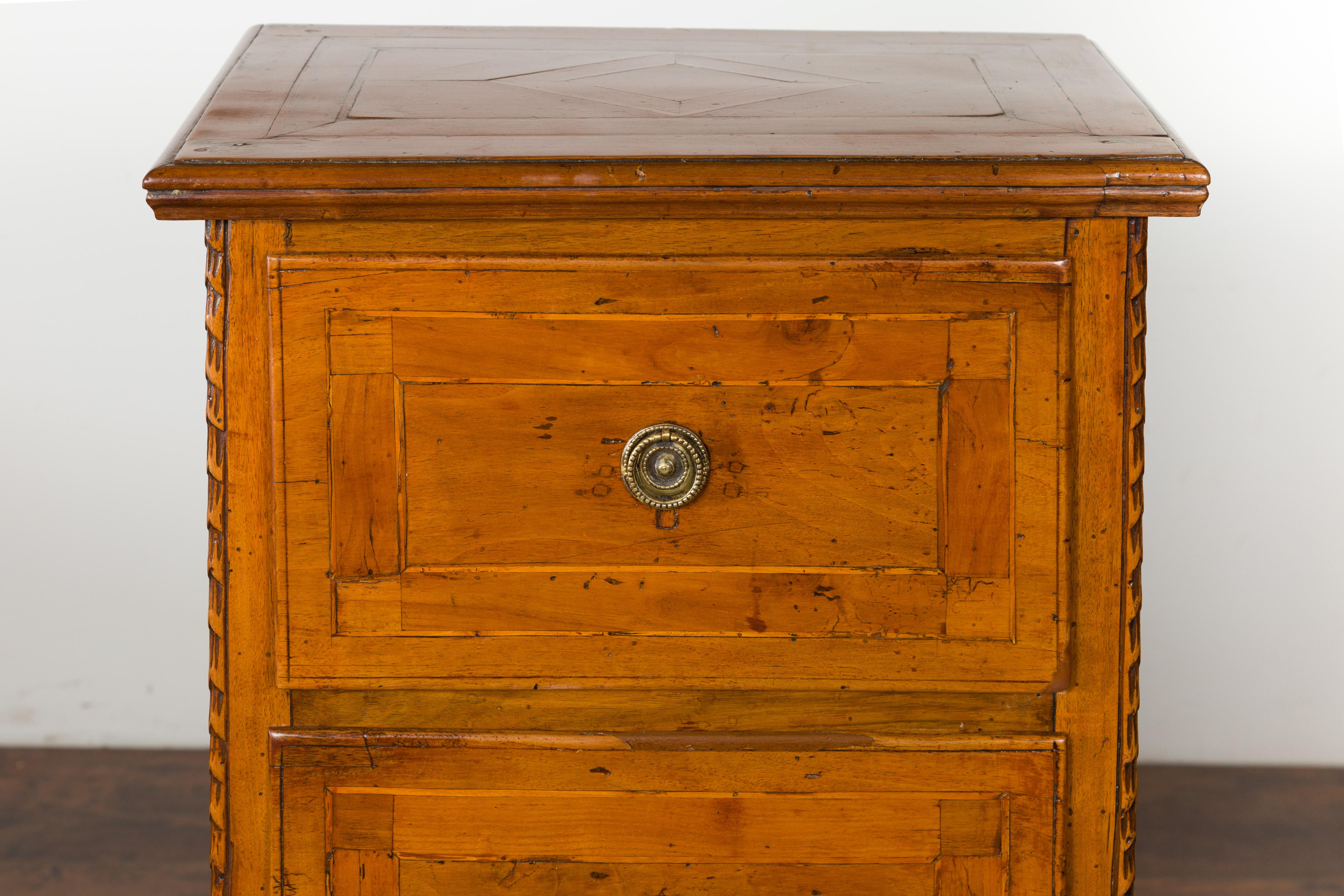 Pair of Italian 1820s Neoclassical Period Walnut Bedside Tables with Two Drawers For Sale 2