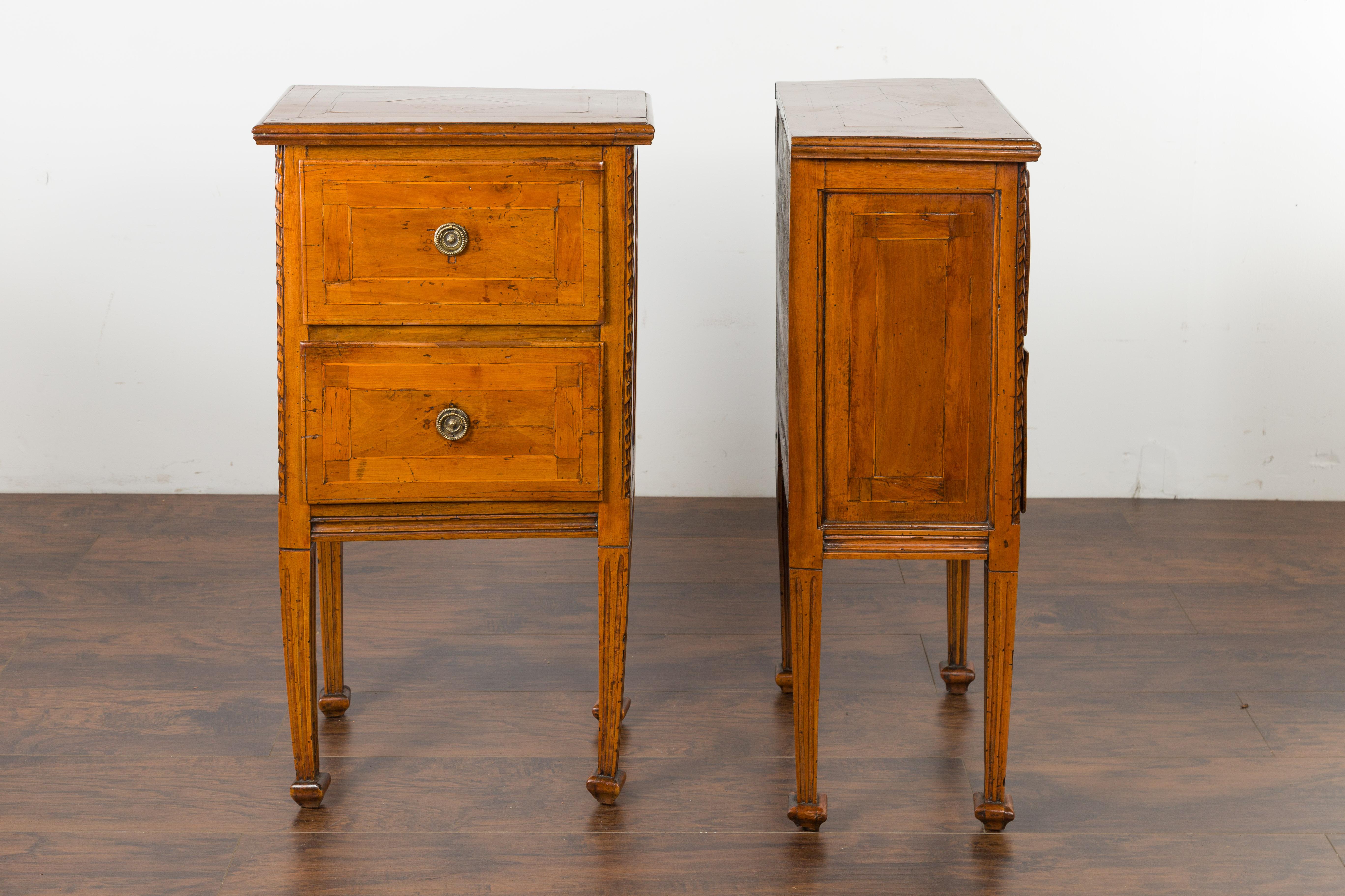 Pair of Italian 1820s Neoclassical Period Walnut Bedside Tables with Two Drawers For Sale 3