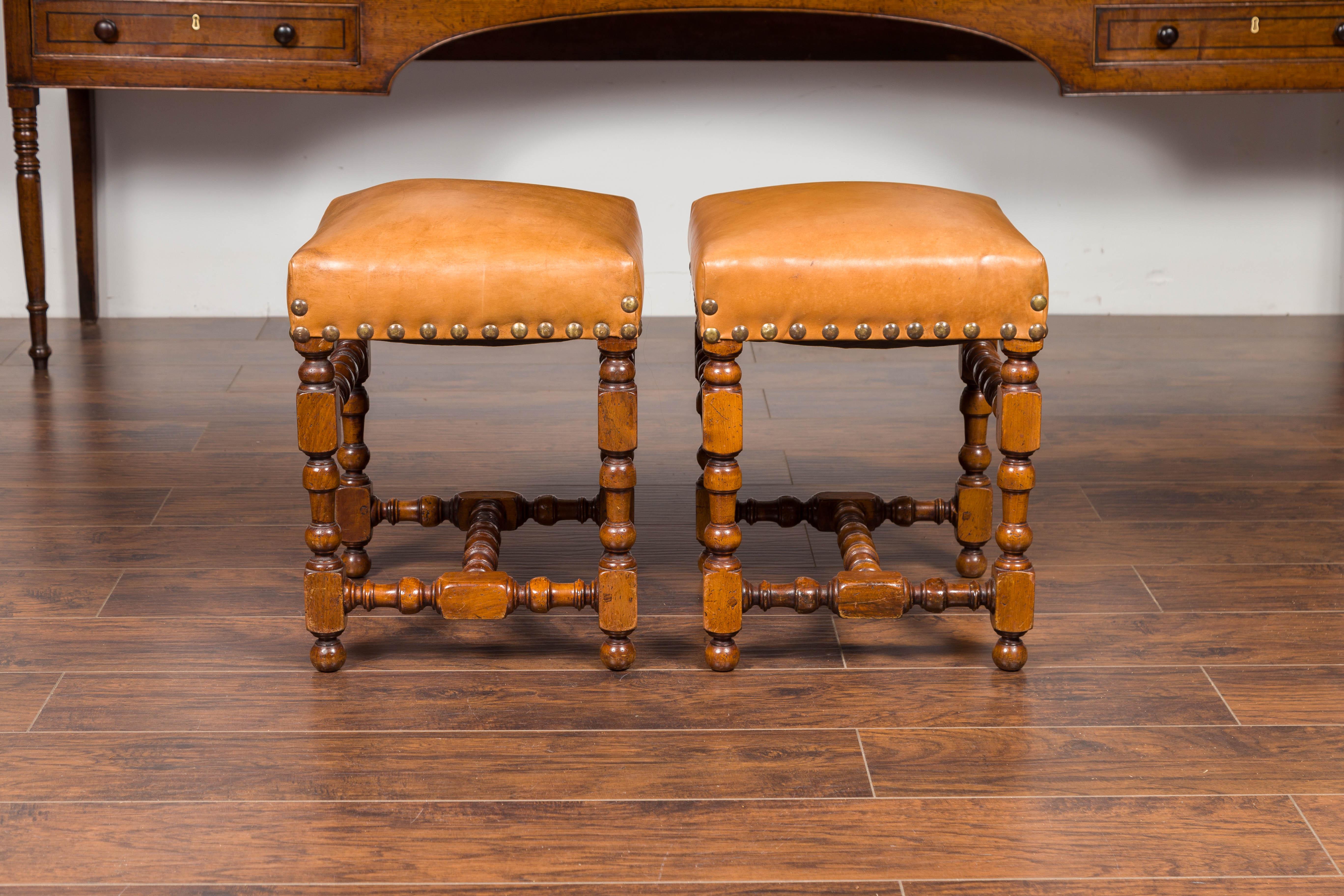 19th Century Pair of Italian 1850s Walnut Stools with Leather Top, Turned Legs and Stretcher