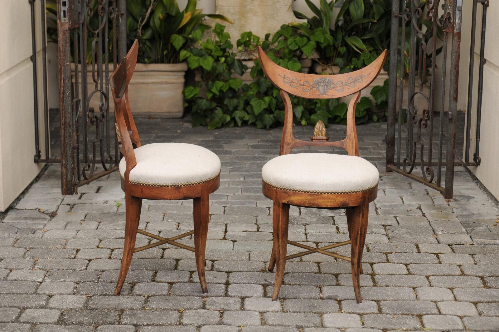 Paar italienische gepolsterte Beistellstühle aus den 1860er Jahren mit halbmondförmigen Rückenlehnen und Säbelbeinen im Angebot 4