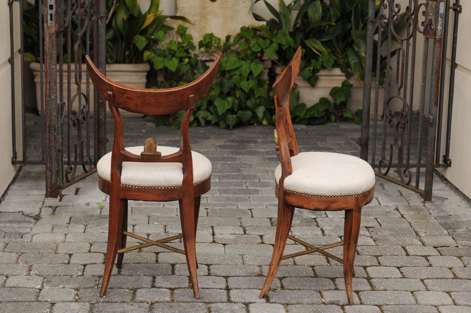 Paar italienische gepolsterte Beistellstühle aus den 1860er Jahren mit halbmondförmigen Rückenlehnen und Säbelbeinen im Angebot 5