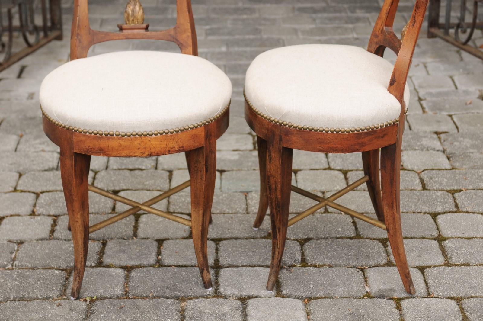 Paar italienische gepolsterte Beistellstühle aus den 1860er Jahren mit halbmondförmigen Rückenlehnen und Säbelbeinen im Zustand „Gut“ im Angebot in Atlanta, GA