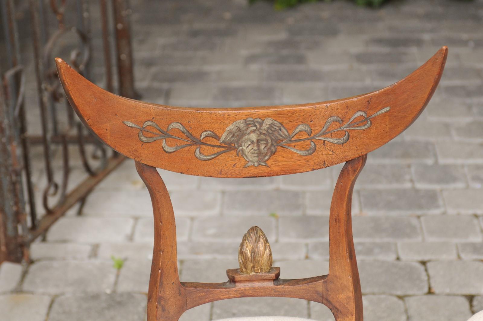 Tissu d'ameublement Paire de chaises d'appoint italiennes des années 1860, tapissées, avec dossier en croissant et pieds en sabre en vente