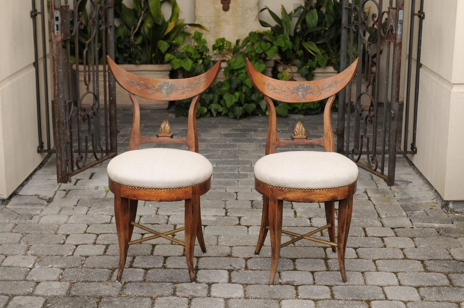 Paire de chaises d'appoint italiennes des années 1860, tapissées, avec dossier en croissant et pieds en sabre en vente 1