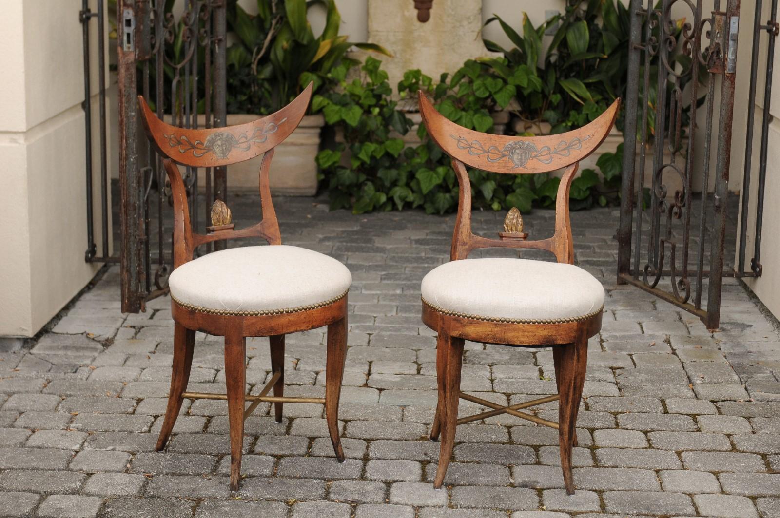 Paar italienische gepolsterte Beistellstühle aus den 1860er Jahren mit halbmondförmigen Rückenlehnen und Säbelbeinen im Angebot 1