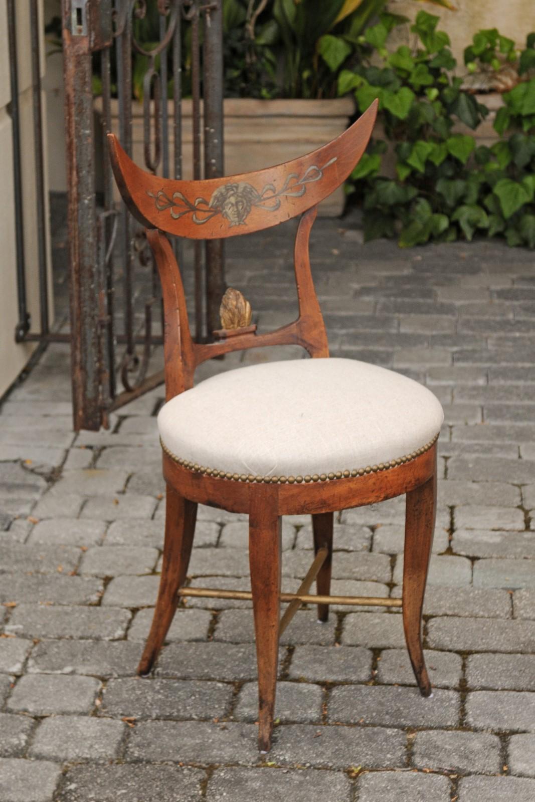Paire de chaises d'appoint italiennes des années 1860, tapissées, avec dossier en croissant et pieds en sabre en vente 4