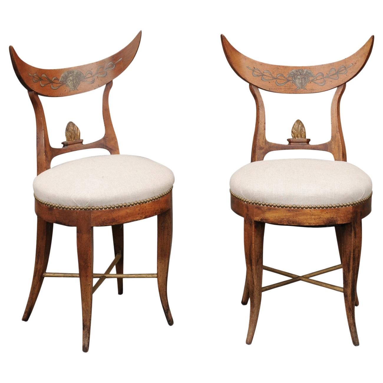 Paar italienische gepolsterte Beistellstühle aus den 1860er Jahren mit halbmondförmigen Rückenlehnen und Säbelbeinen im Angebot