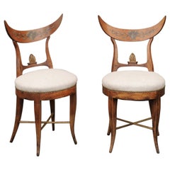 Coppia di sedie laterali imbottite italiane del 1860 con schienale a mezzaluna e gambe a sciabola