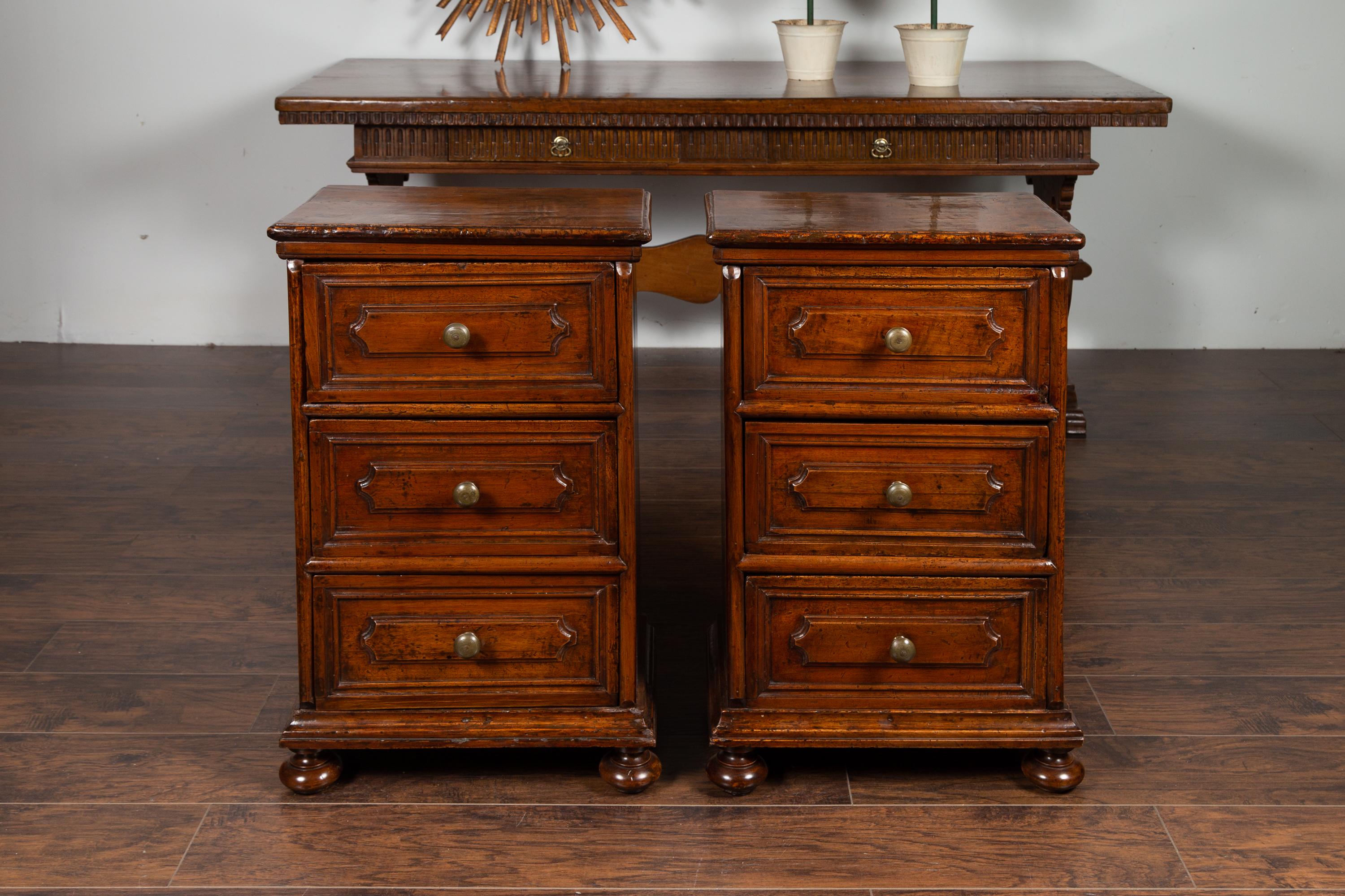 Pair of Italian 1860s Walnut Petite Commodes with Three Drawers and Bun Feet For Sale 2