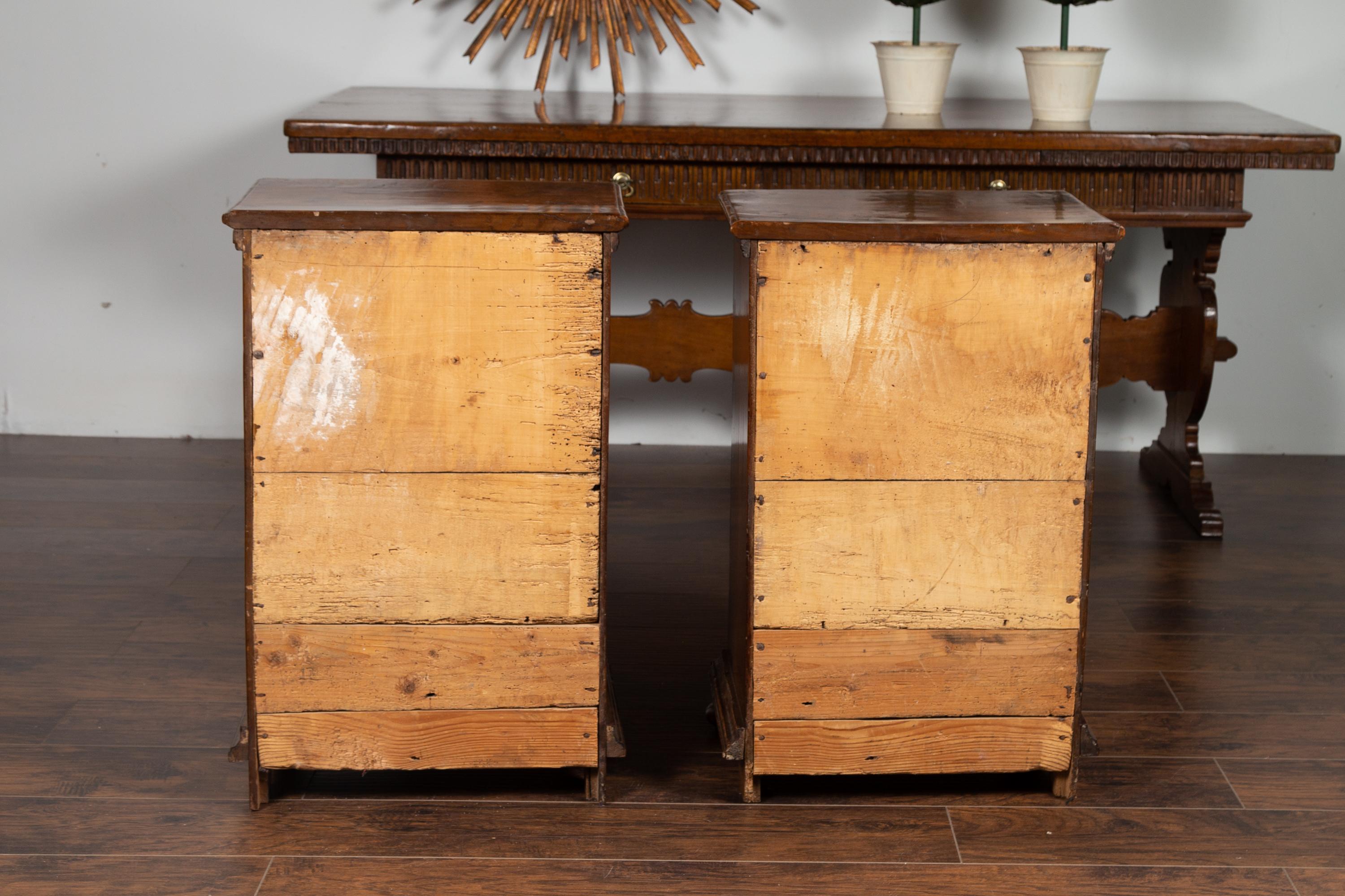 Pair of Italian 1860s Walnut Petite Commodes with Three Drawers and Bun Feet For Sale 4