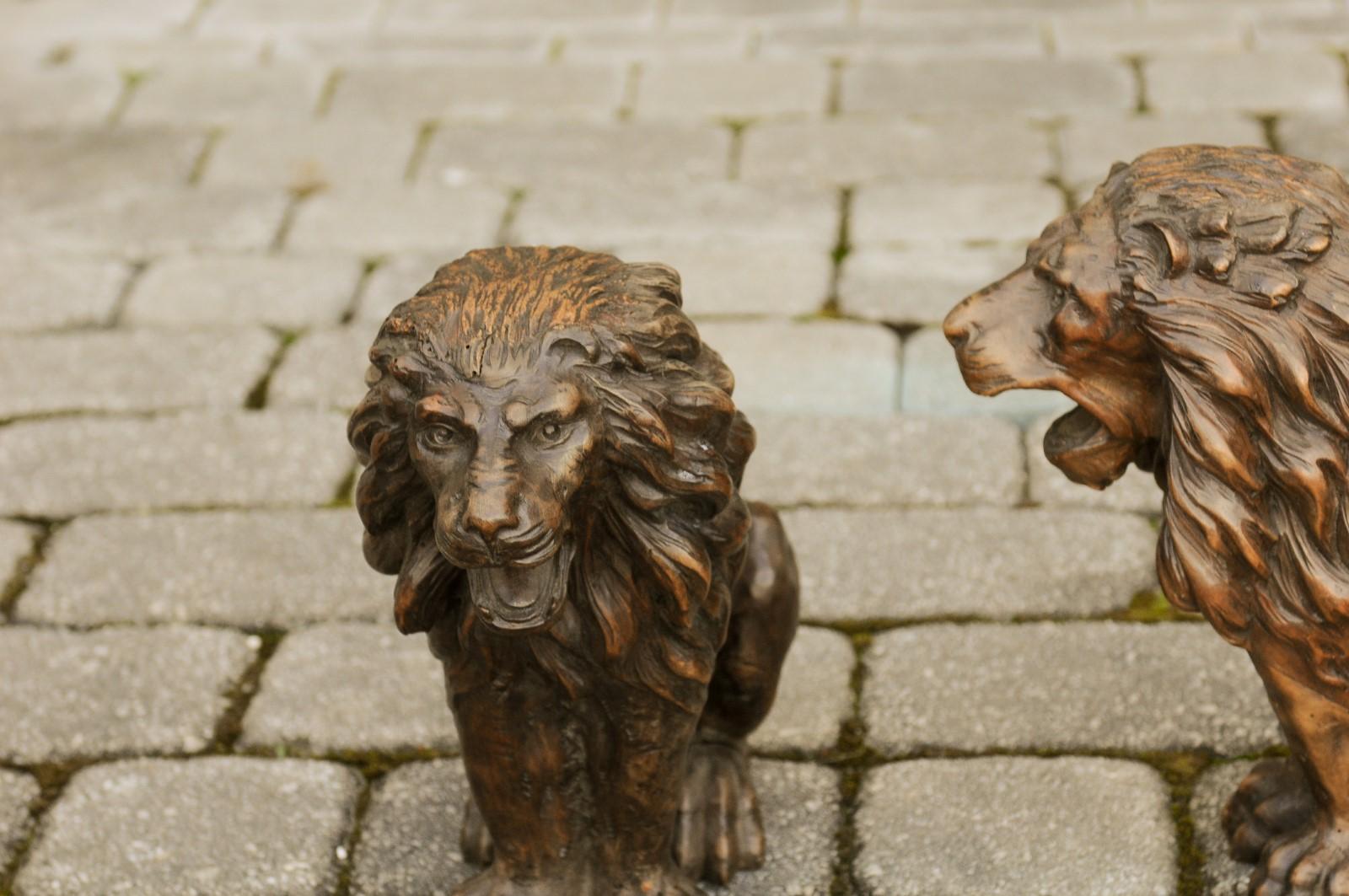 Paire de petites sculptures de lion en noyer sculpté à la main, datant des années 1880, à patine foncée en vente 3