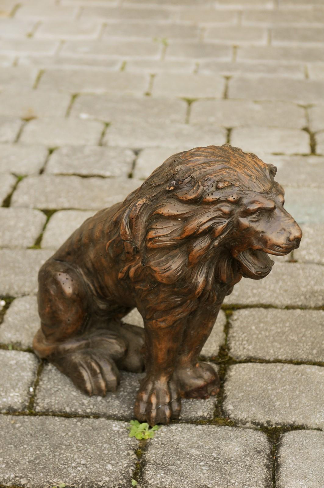 Sculpté à la main Paire de petites sculptures de lion en noyer sculpté à la main, datant des années 1880, à patine foncée en vente