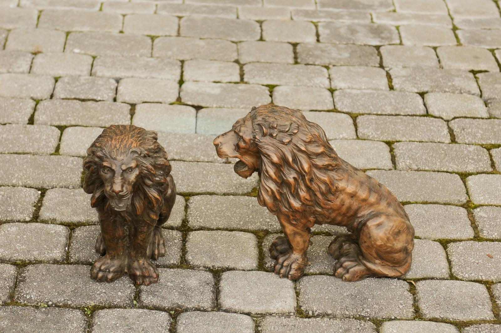 Paire de petites sculptures de lion en noyer sculpté à la main, datant des années 1880, à patine foncée en vente 2