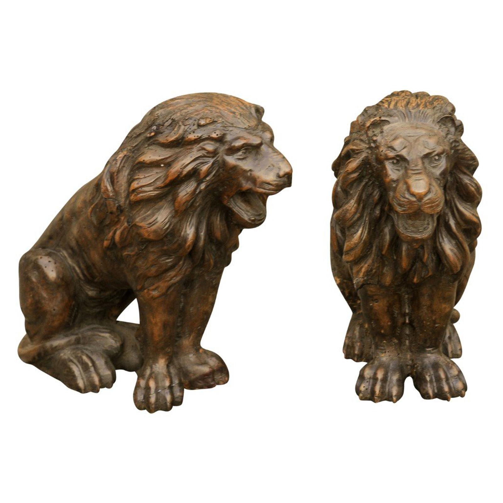 Coppia di piccole sculture di leone in noce intagliate a mano del 1880 con patina scura