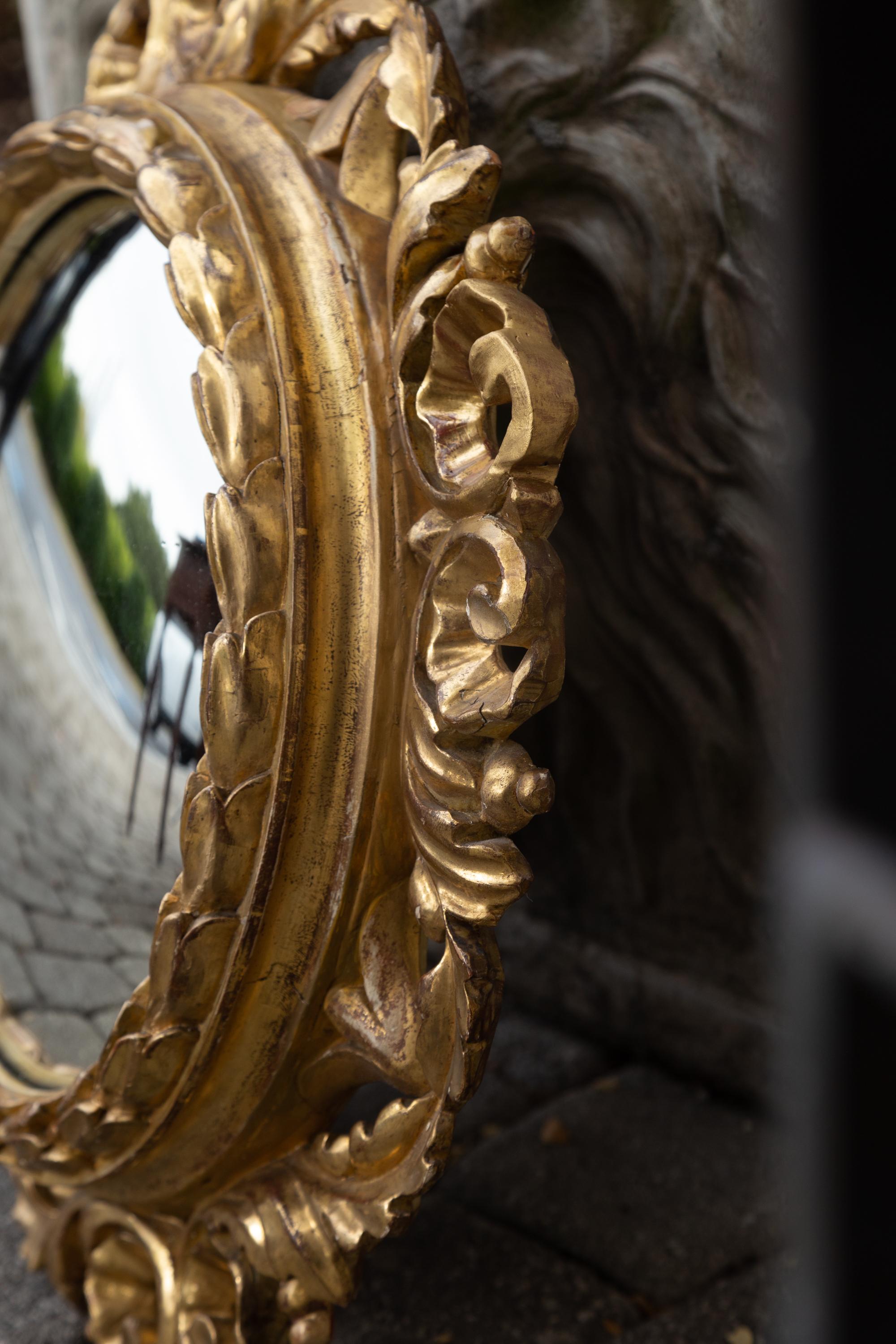 Paire de miroirs circulaires convexes en bois doré de l'Italie des années 1890 avec motifs de feuillage en vente 4