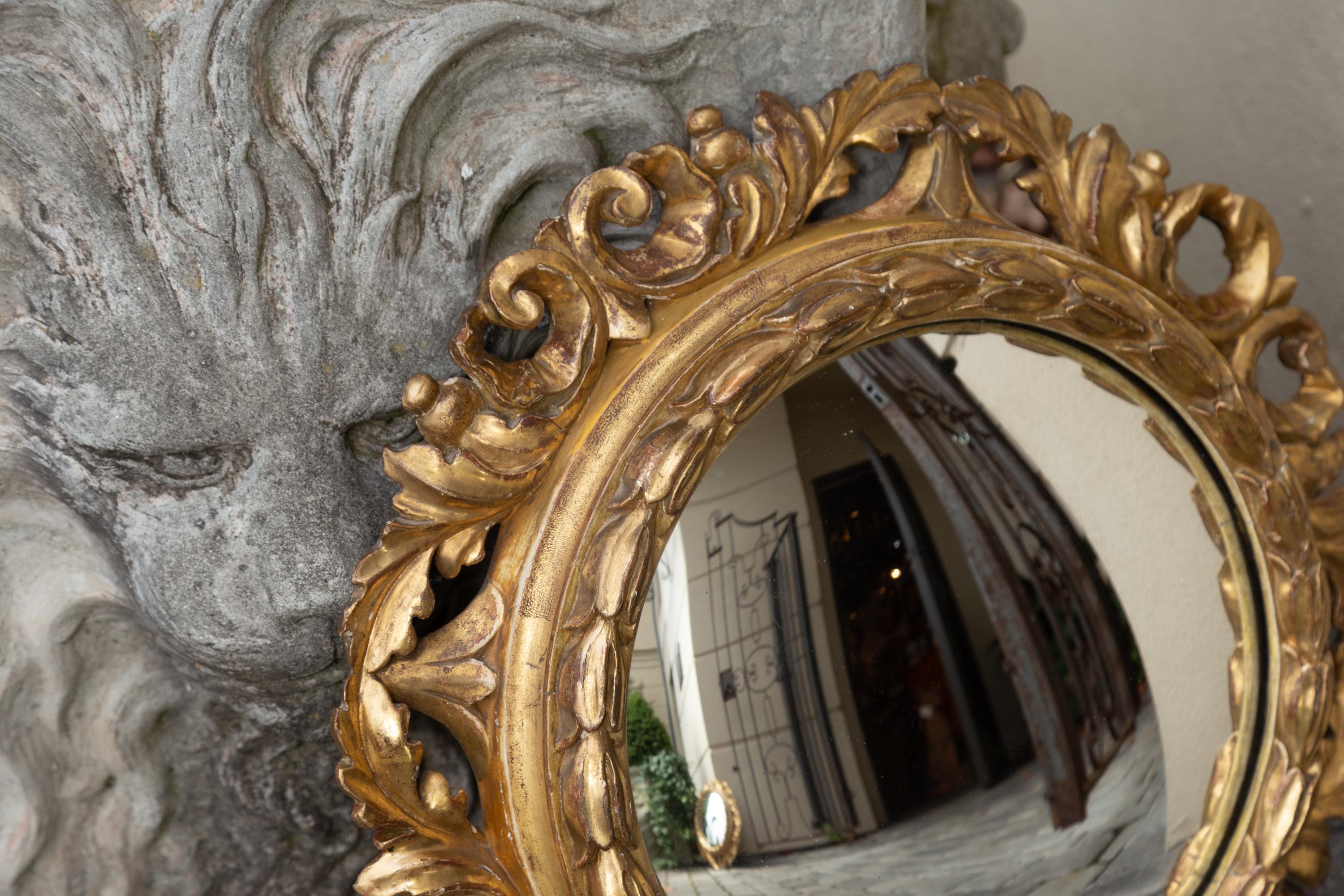 Paire de miroirs circulaires convexes en bois doré de l'Italie des années 1890 avec motifs de feuillage en vente 7