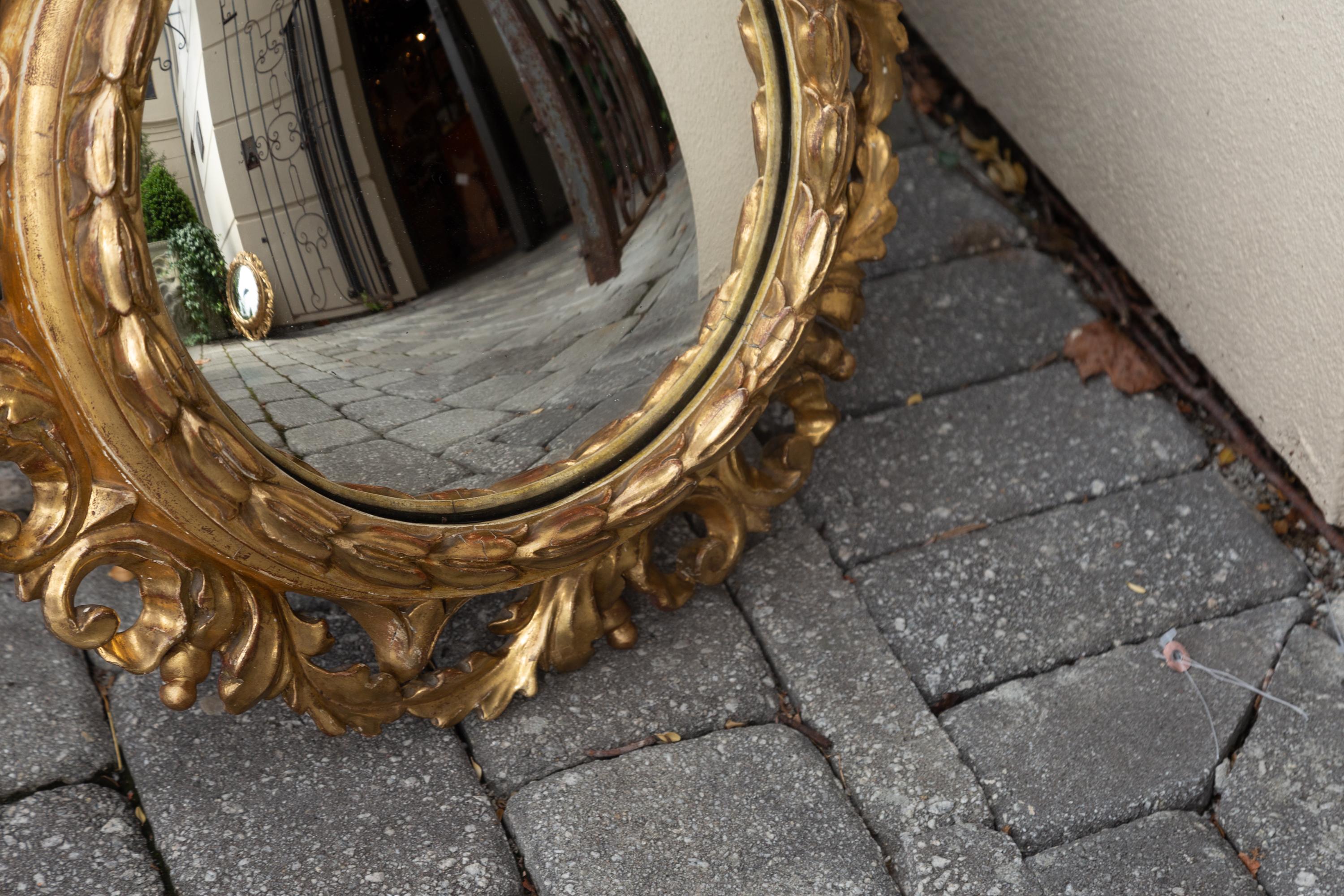 Paire de miroirs circulaires convexes en bois doré de l'Italie des années 1890 avec motifs de feuillage en vente 8