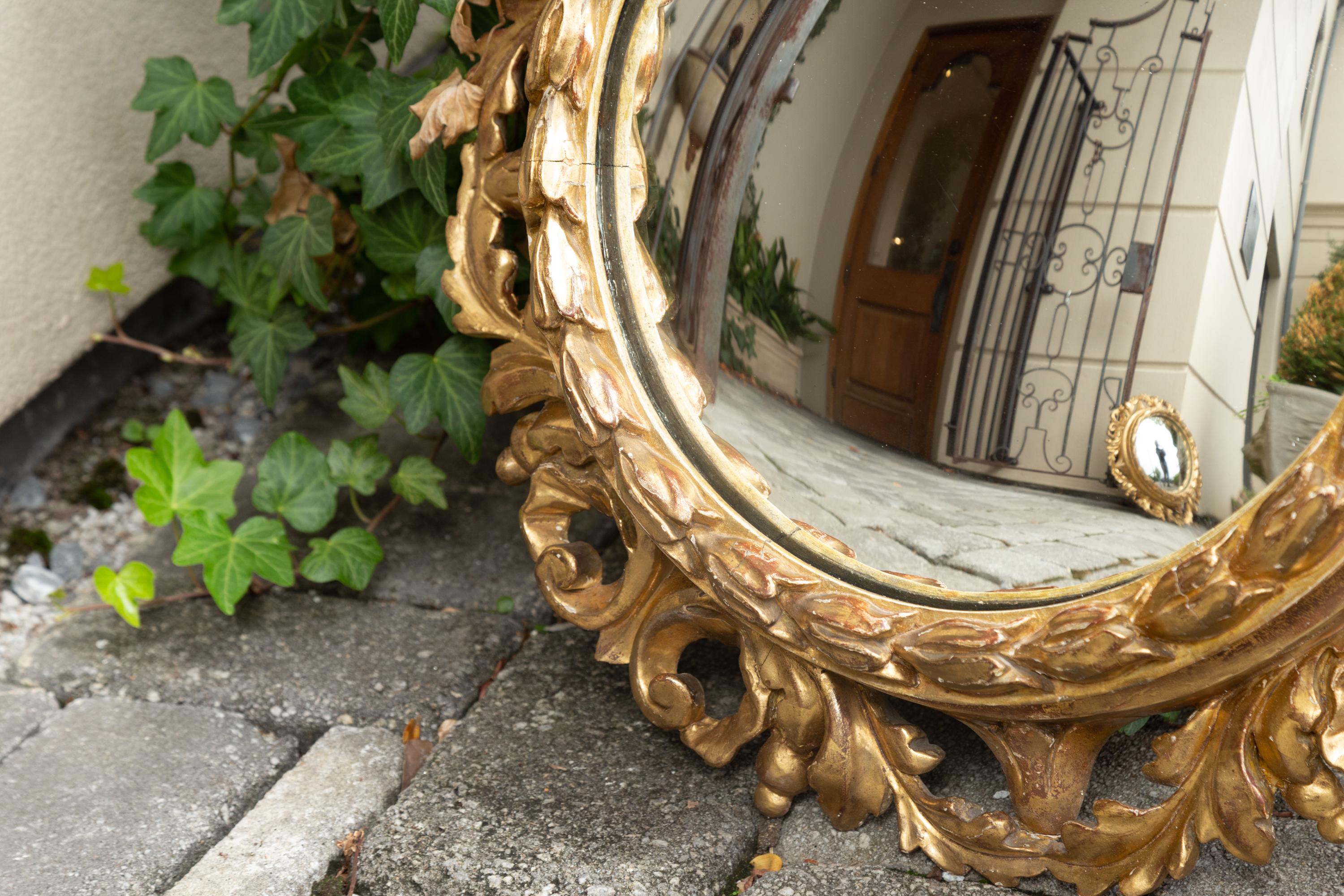 Paire de miroirs circulaires convexes en bois doré de l'Italie des années 1890 avec motifs de feuillage en vente 10