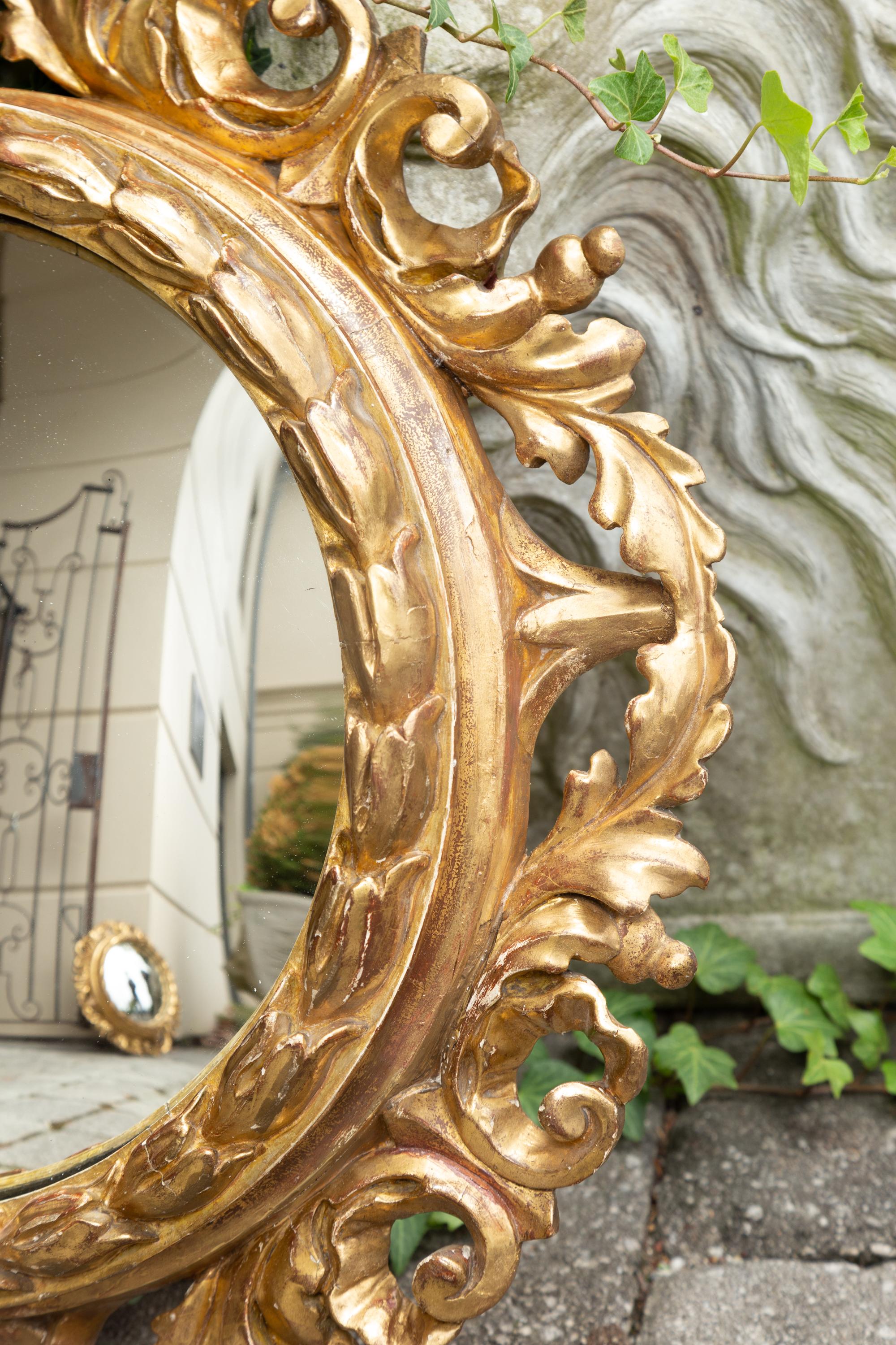 Paire de miroirs circulaires convexes en bois doré de l'Italie des années 1890 avec motifs de feuillage en vente 11