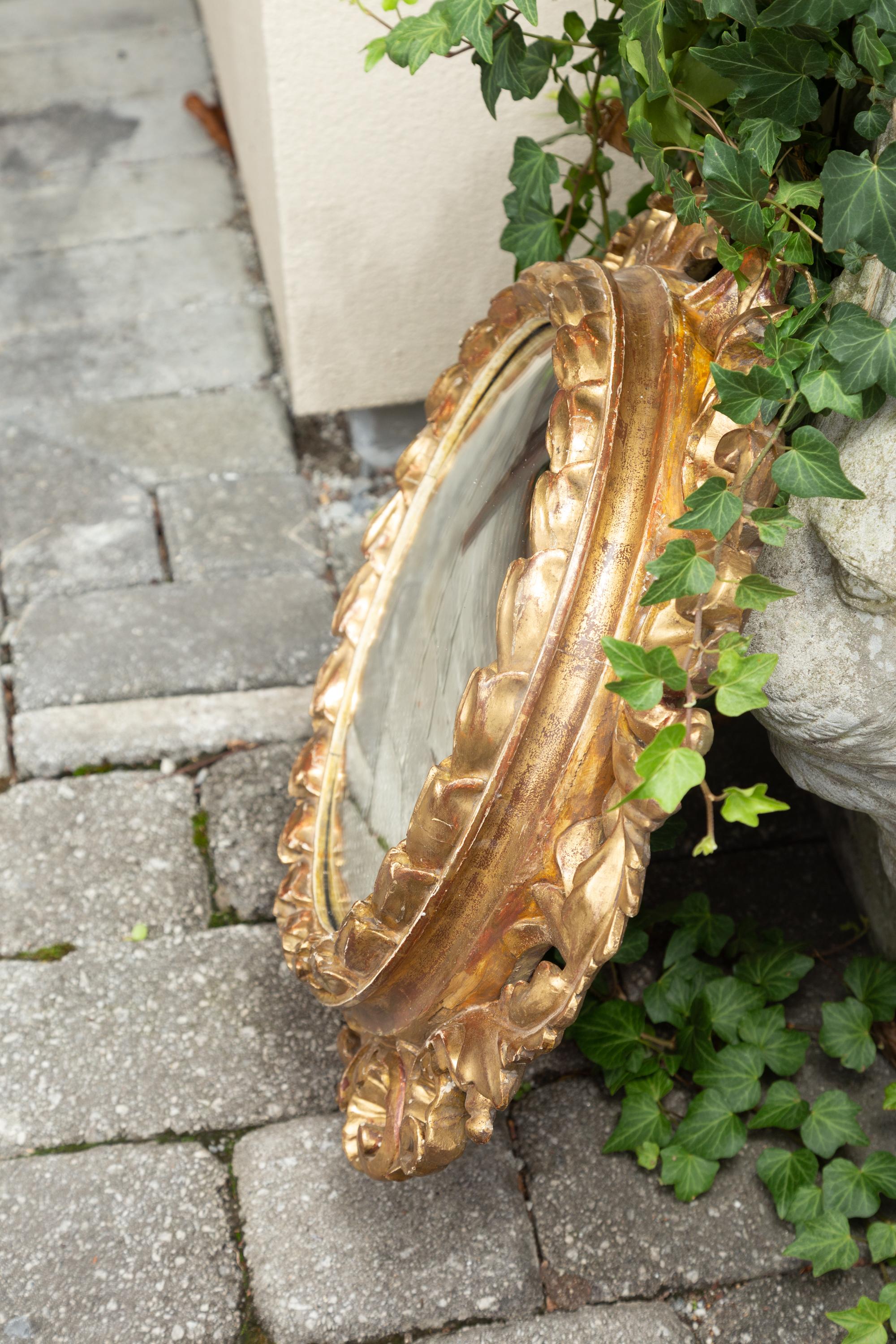 Paire de miroirs circulaires convexes en bois doré de l'Italie des années 1890 avec motifs de feuillage en vente 12