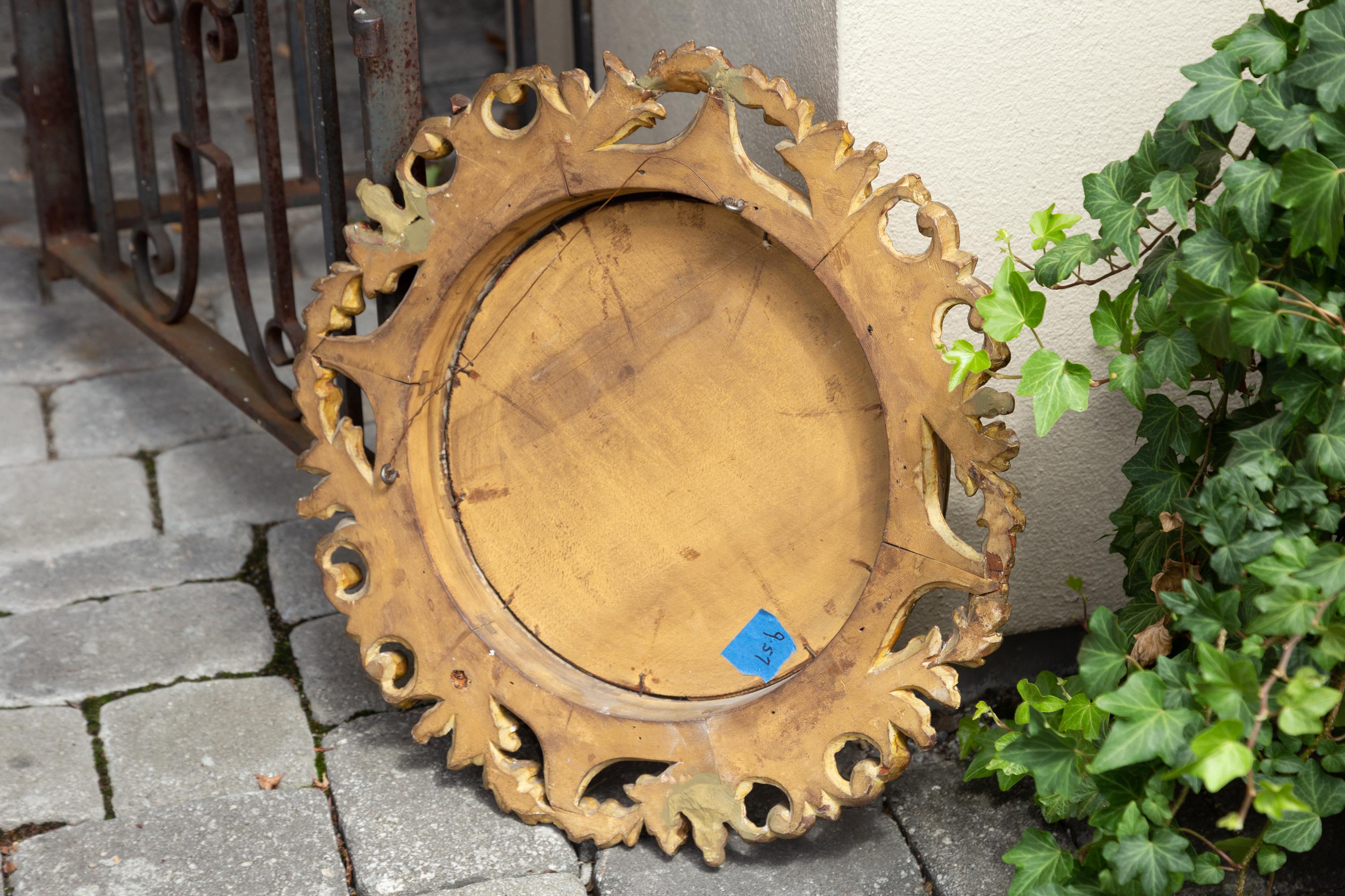 Paire de miroirs circulaires convexes en bois doré de l'Italie des années 1890 avec motifs de feuillage en vente 13