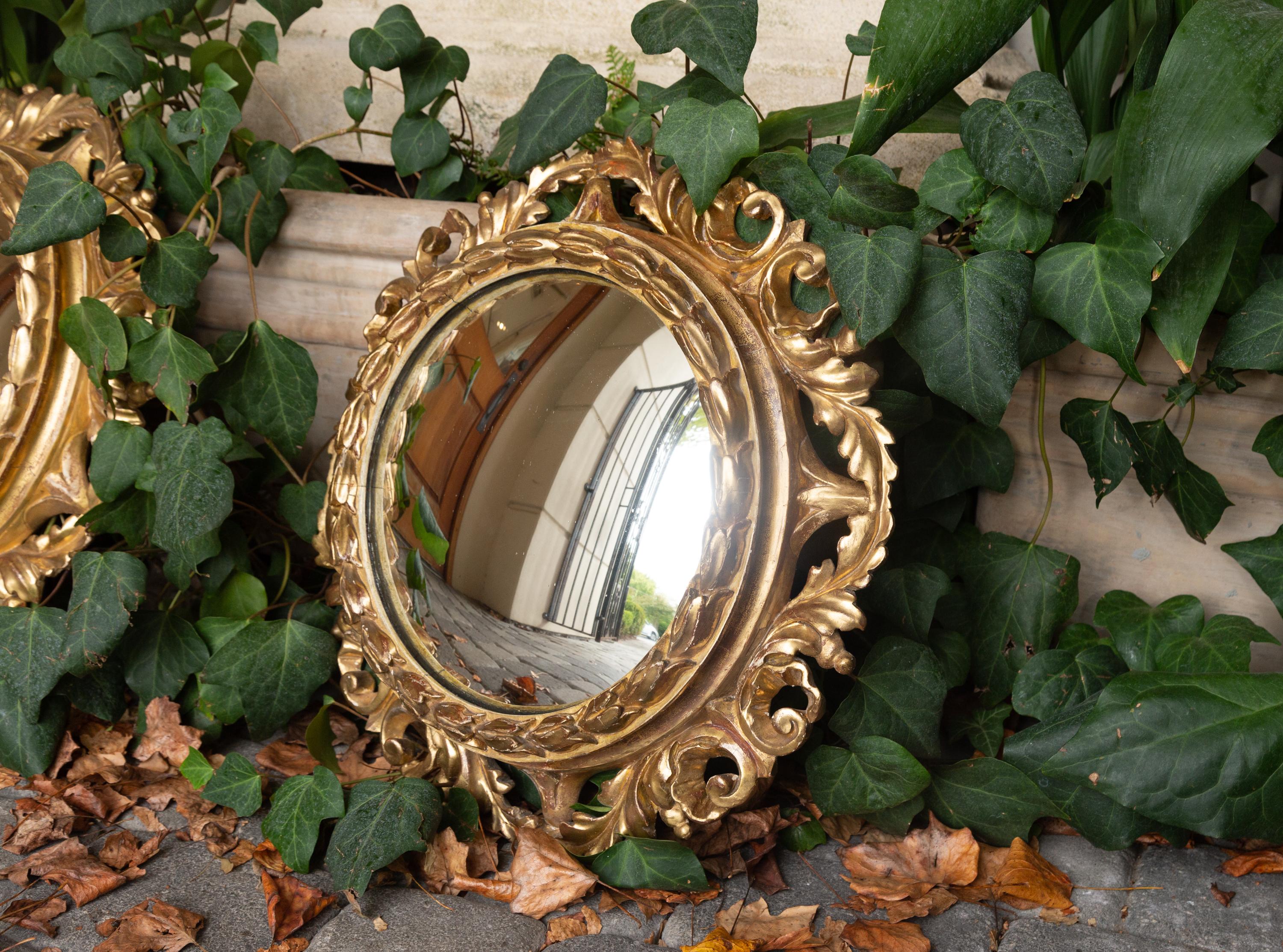 Paire de miroirs circulaires convexes en bois doré de l'Italie des années 1890 avec motifs de feuillage Bon état - En vente à Atlanta, GA