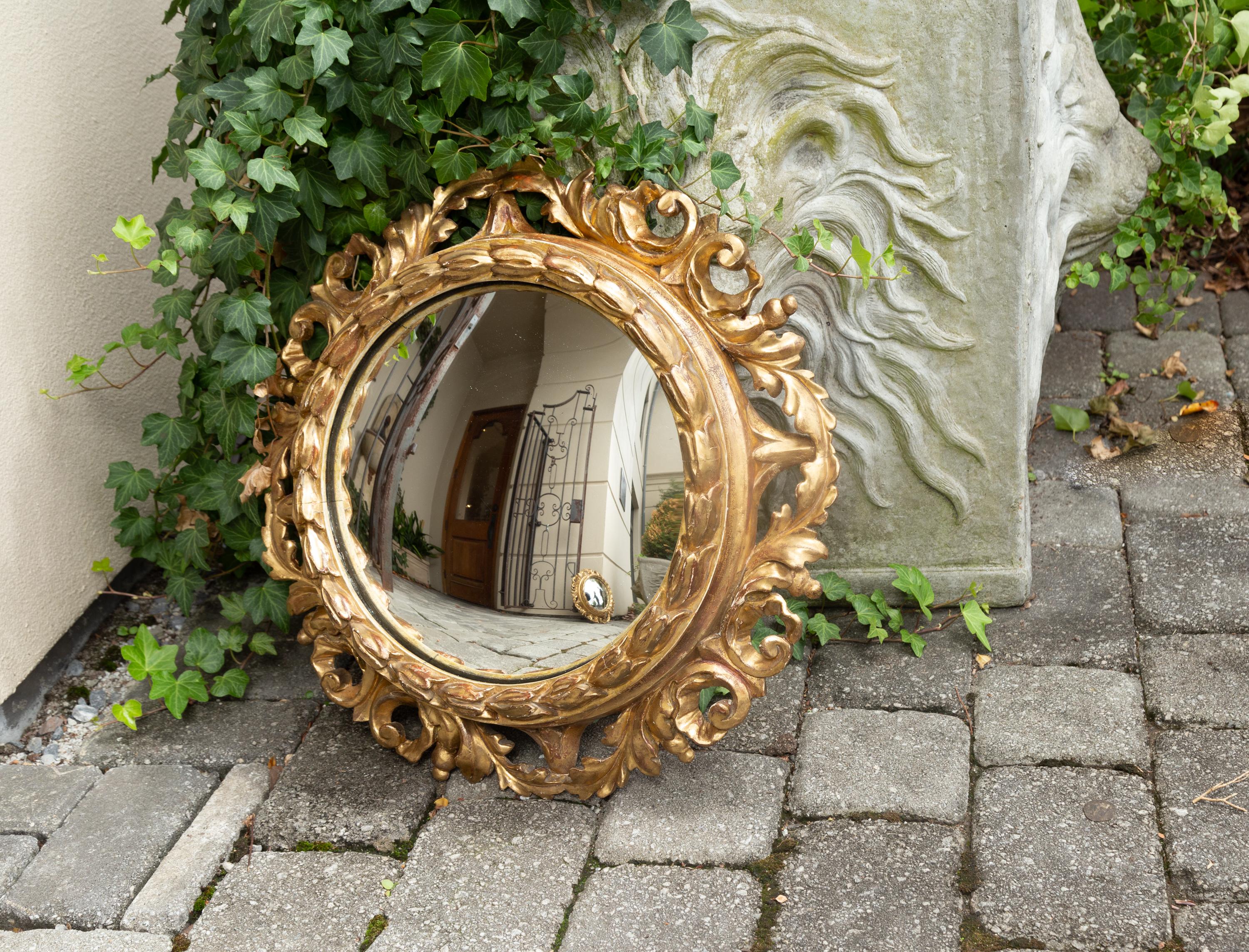 Pair of Italian 1890s Giltwood Circular Convex Mirrors with Foliage Motifs For Sale 1