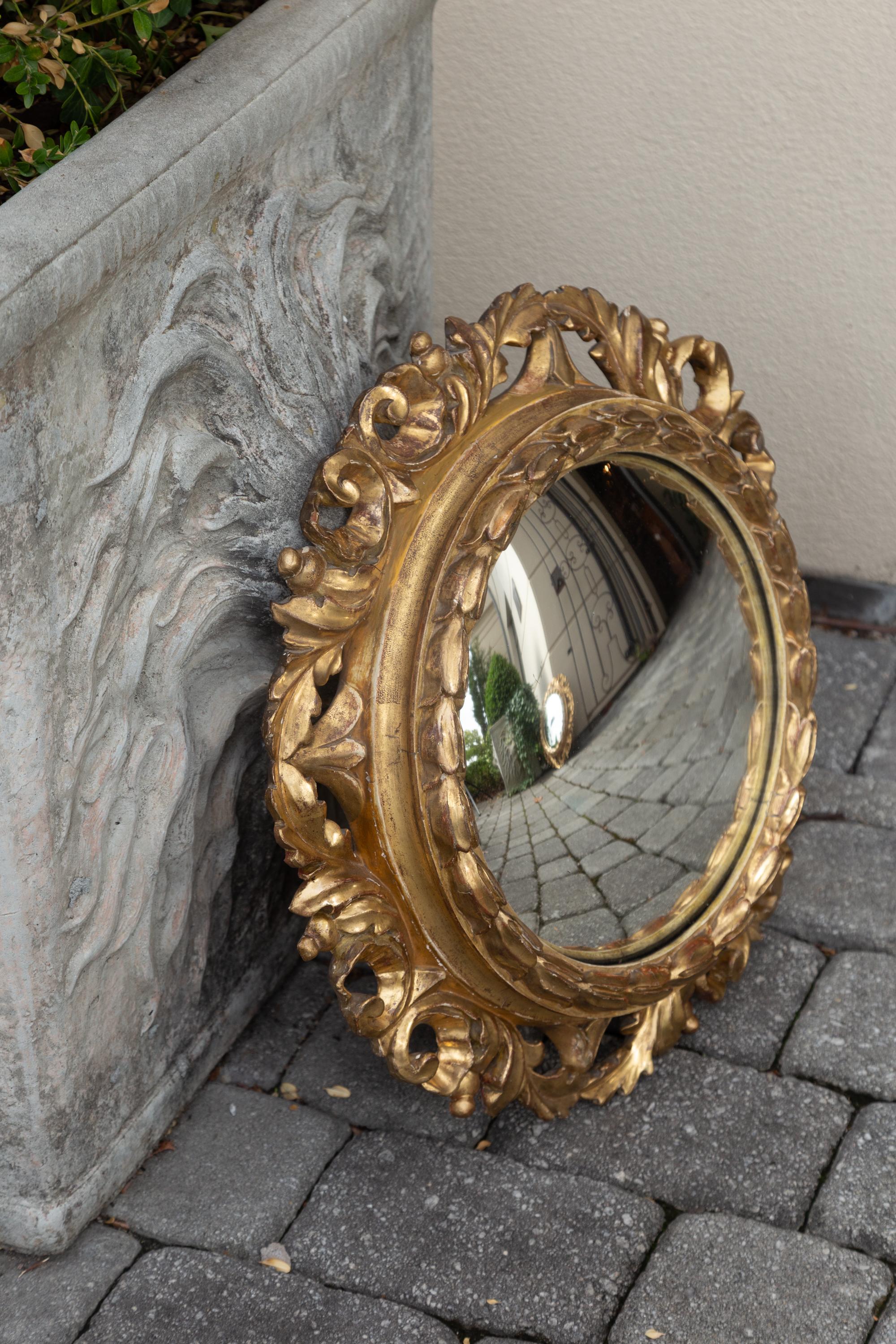 Miroir Paire de miroirs circulaires convexes en bois doré de l'Italie des années 1890 avec motifs de feuillage en vente