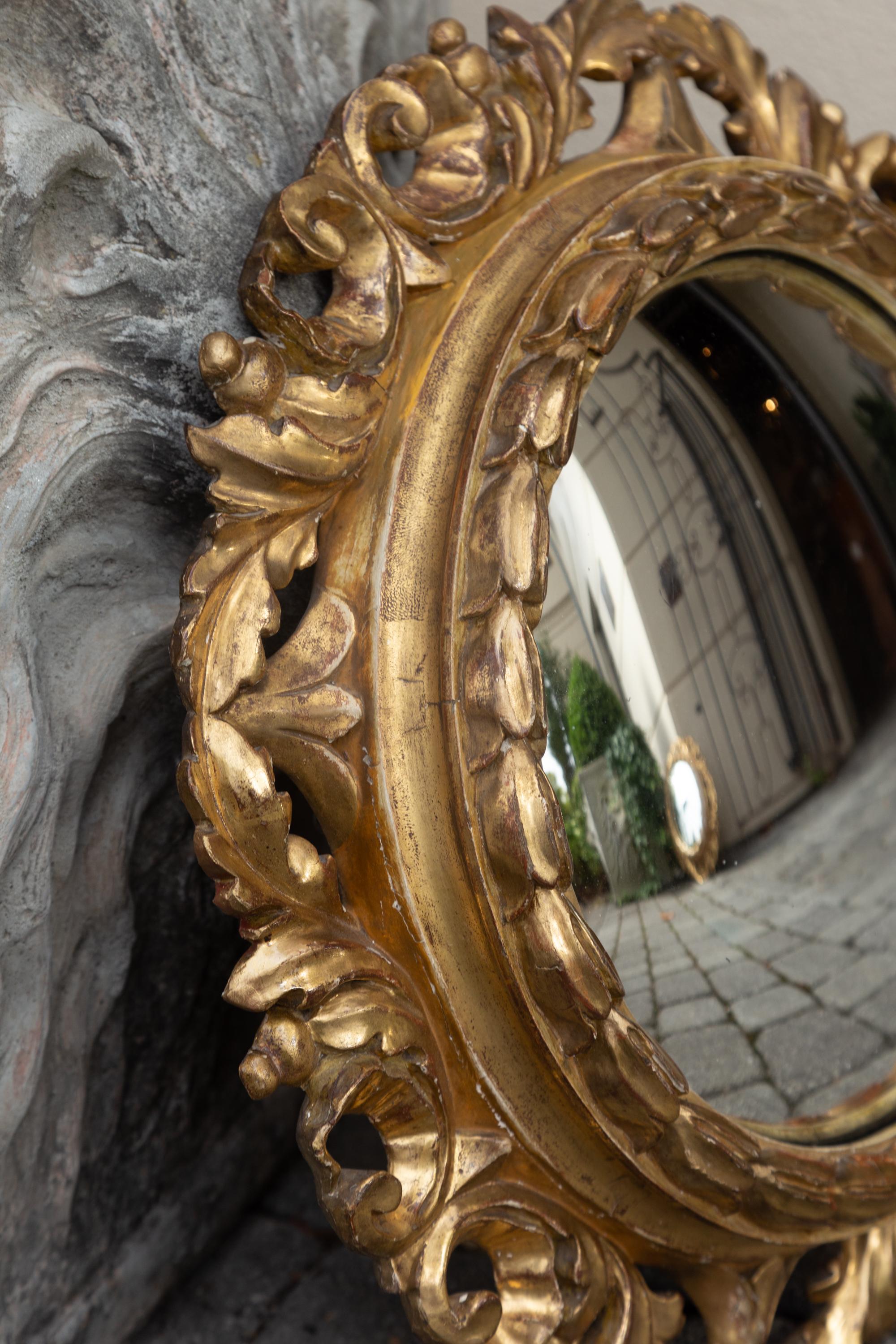 Zwei italienische konvexe Rundspiegel aus Giltwood aus den 1890er Jahren mit Blättermotiven im Angebot 1