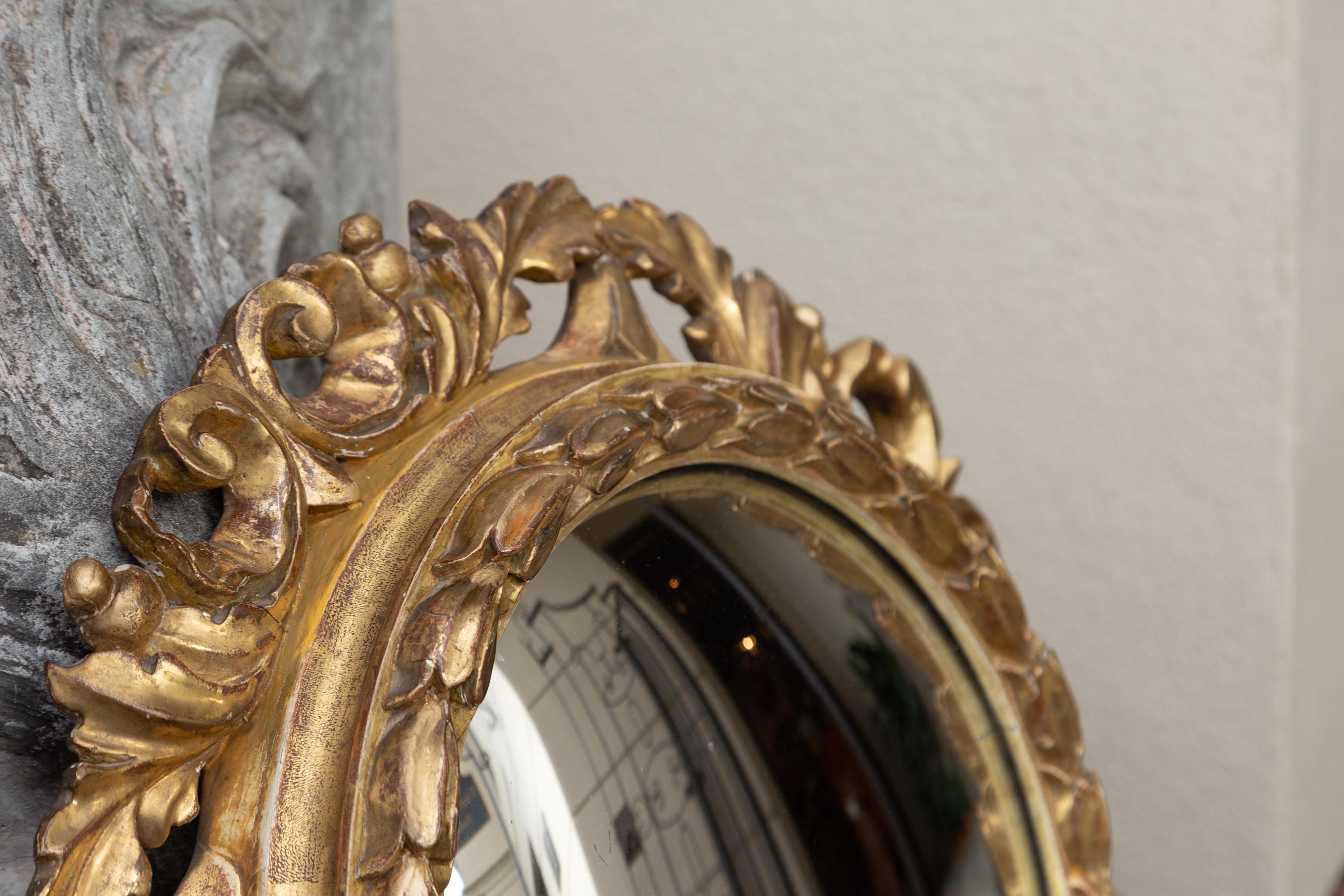 Zwei italienische konvexe Rundspiegel aus Giltwood aus den 1890er Jahren mit Blättermotiven im Angebot 2