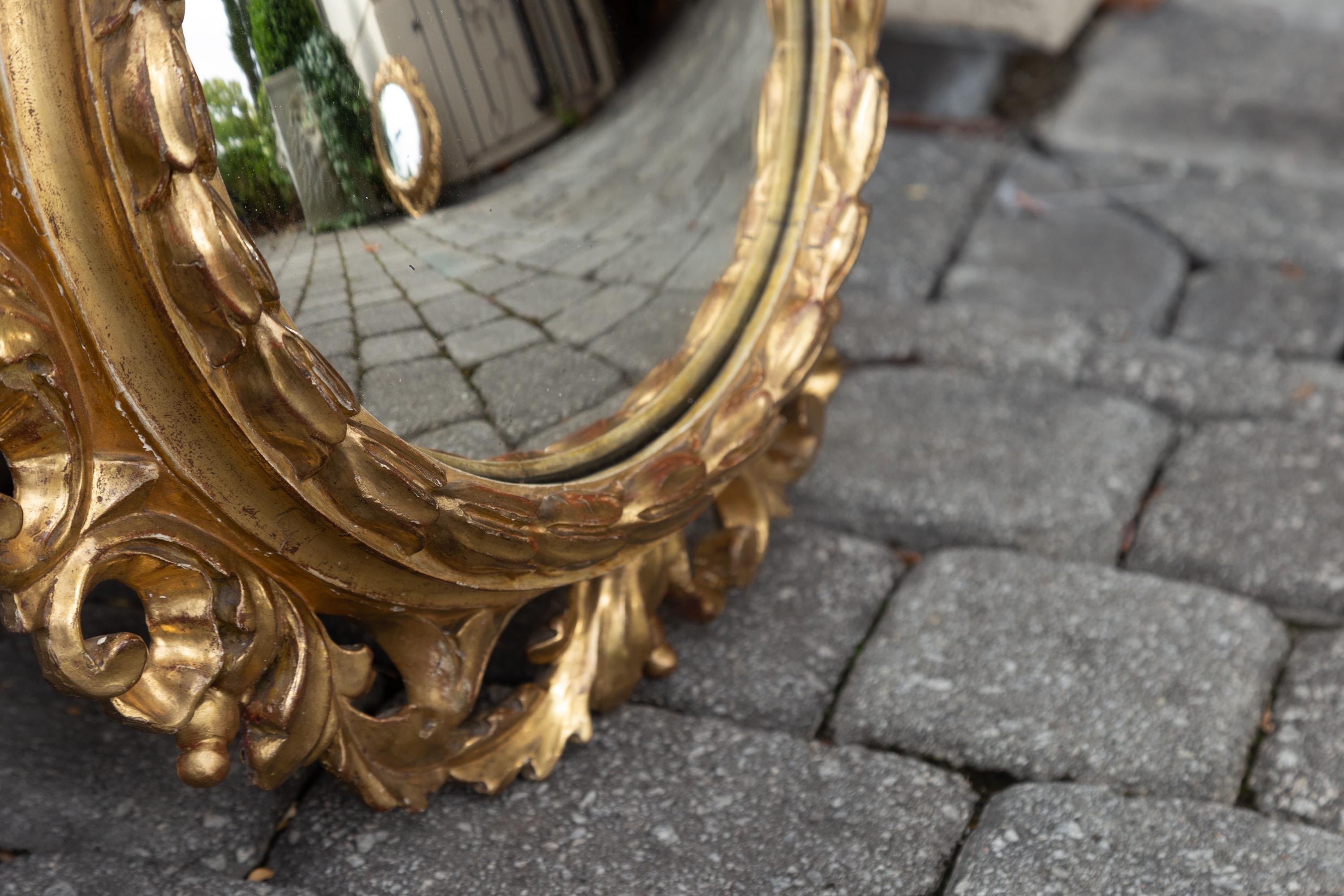 Paire de miroirs circulaires convexes en bois doré de l'Italie des années 1890 avec motifs de feuillage en vente 3