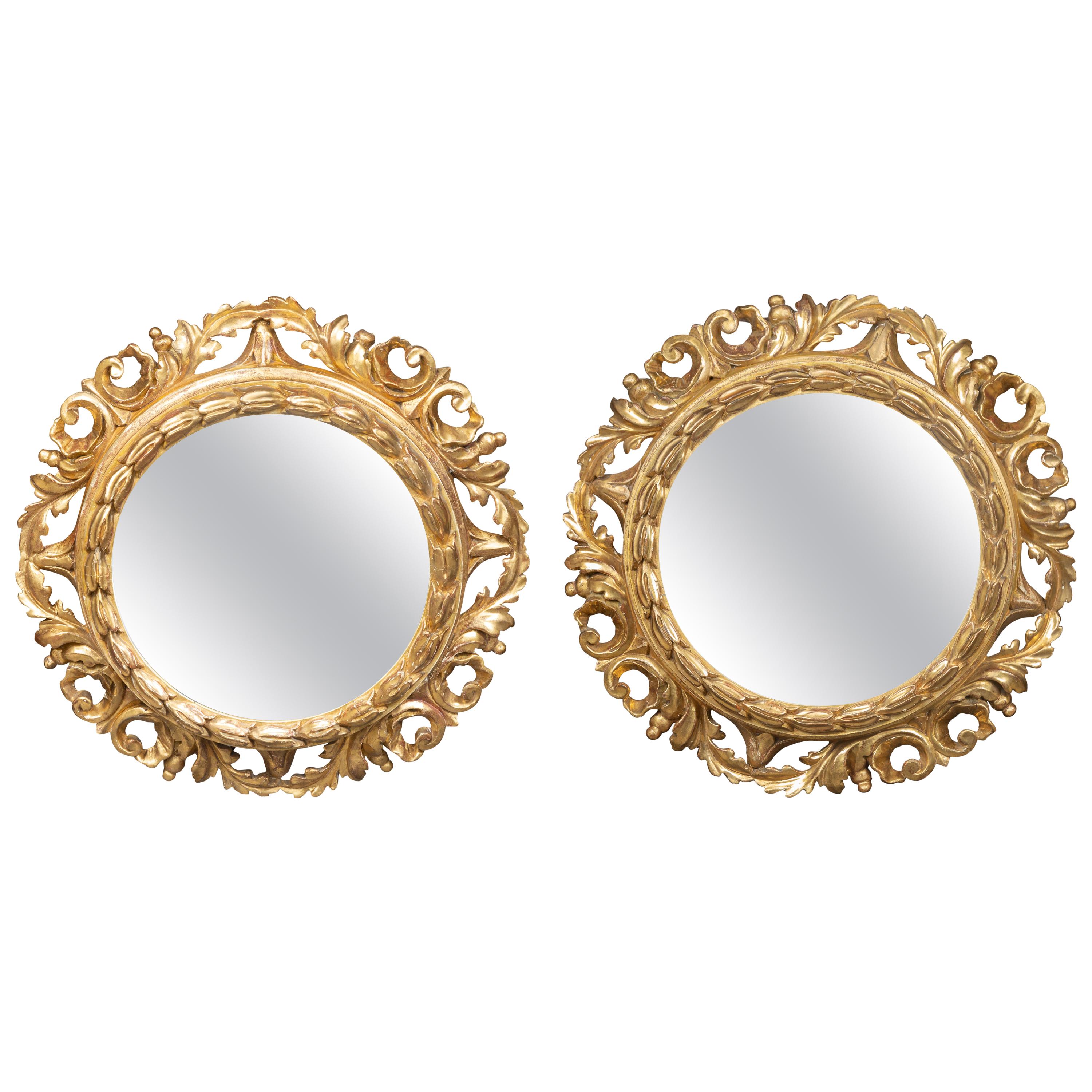 Pair of Italian 1890s Giltwood Circular Convex Mirrors with Foliage Motifs For Sale