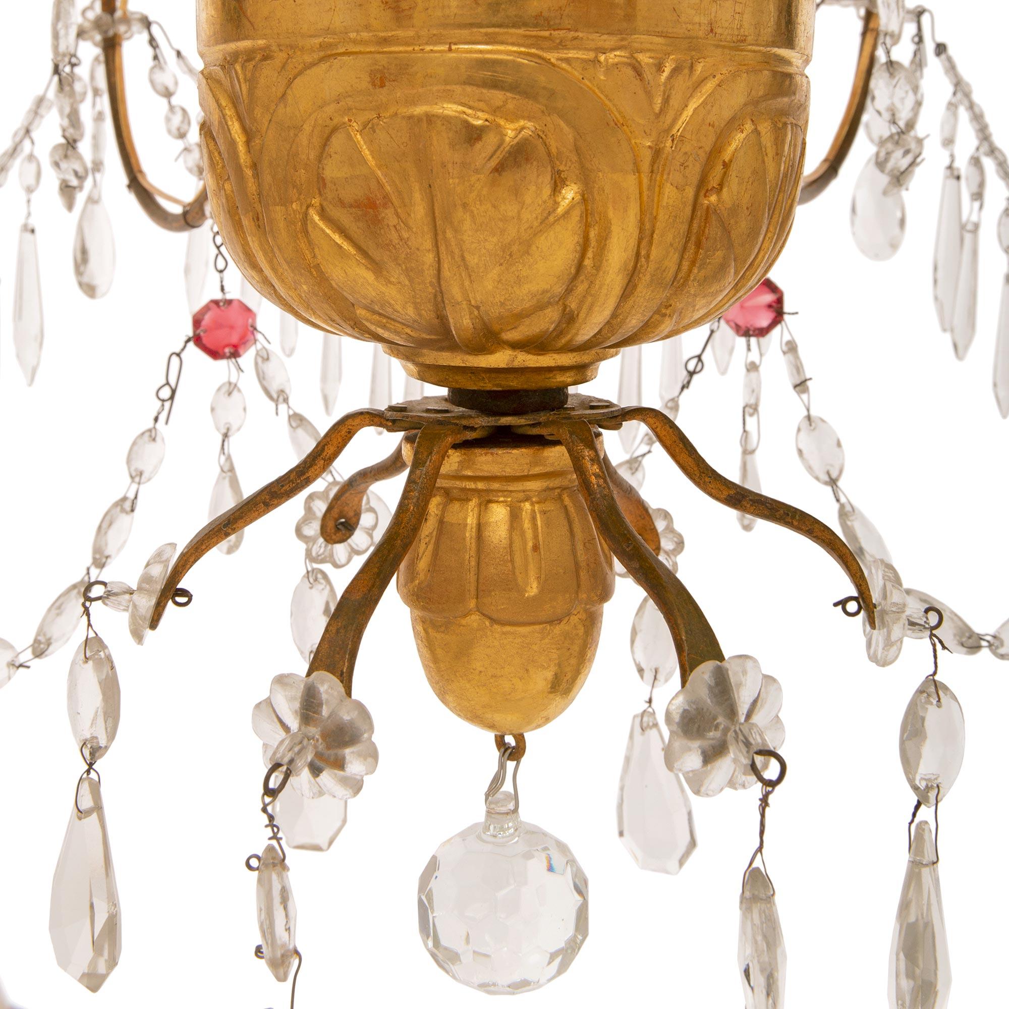 Paire d'A.I.C. italiennes du 18e siècle. Lustres de Gênese St. en bois doré, verre, fer et cristal en vente 1