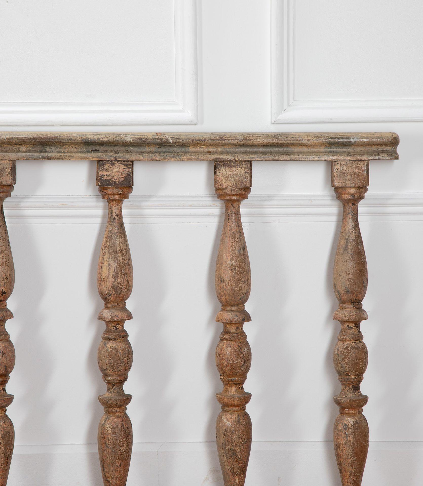 Paire de grandes balustrades en faux marbre italien du XVIIIe siècle.

Il a probablement enlevé une église.