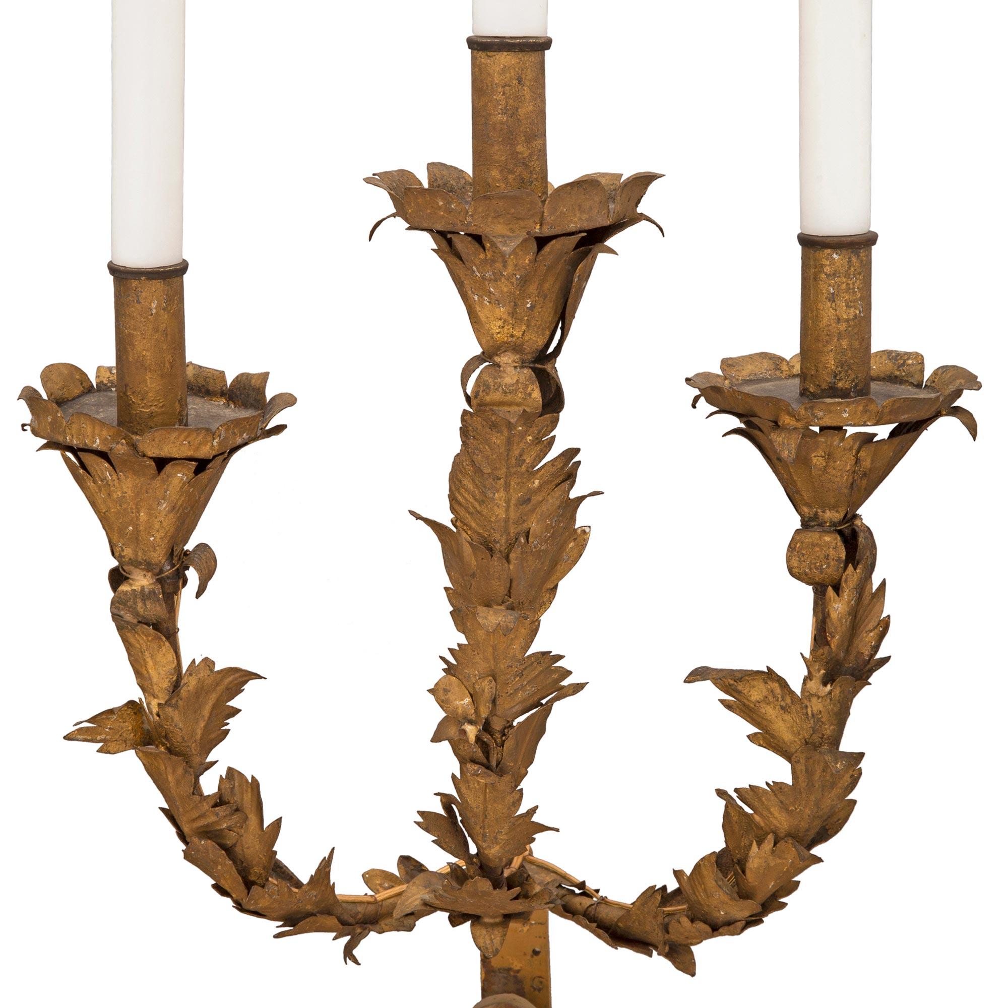 Métal Paire de candélabres baroques italiens électrifiés du 18ème siècle en vente