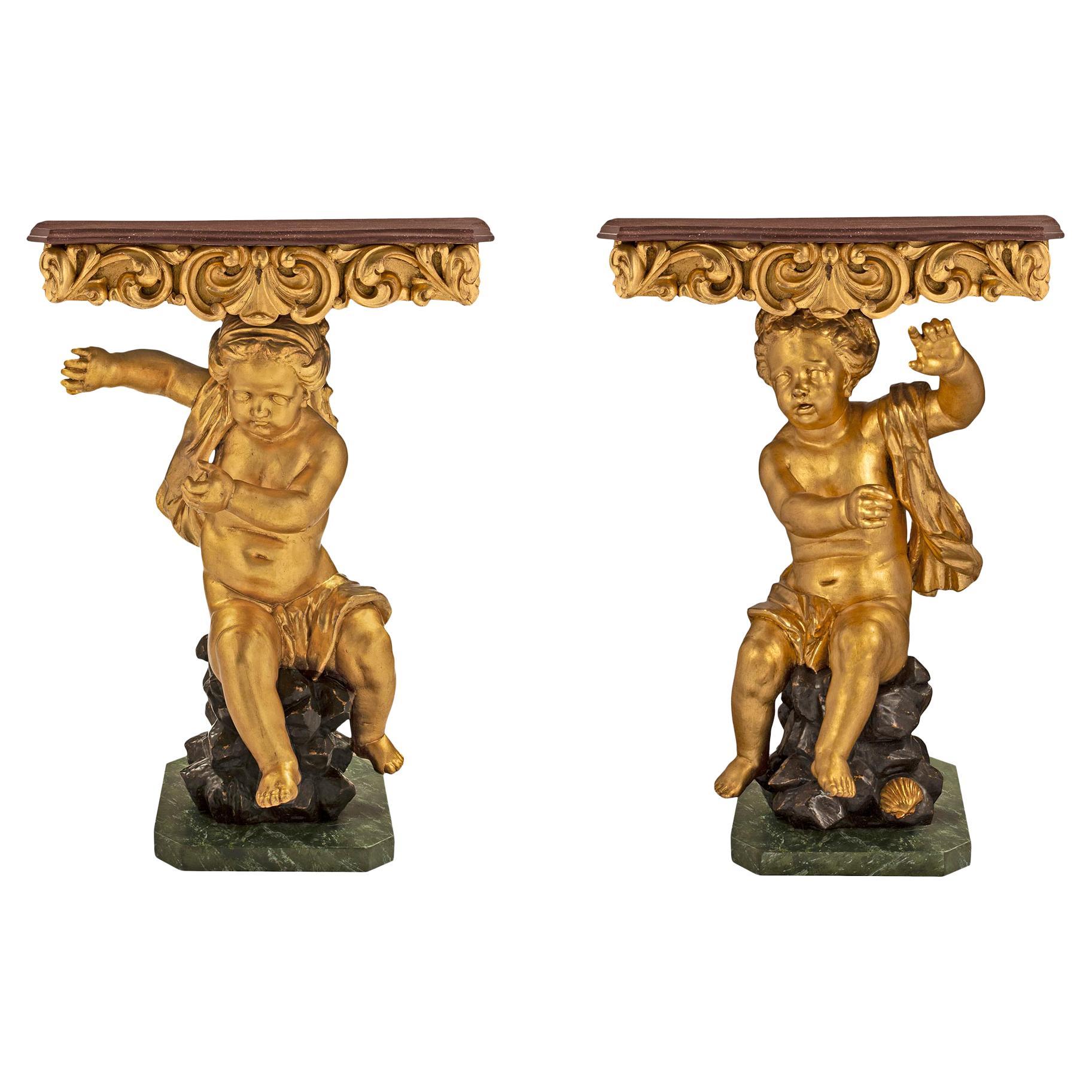 Paar italienische Barockkonsolen aus vergoldetem Holz und kunstvoll bemaltem Holz aus dem 18. Jahrhundert im Angebot