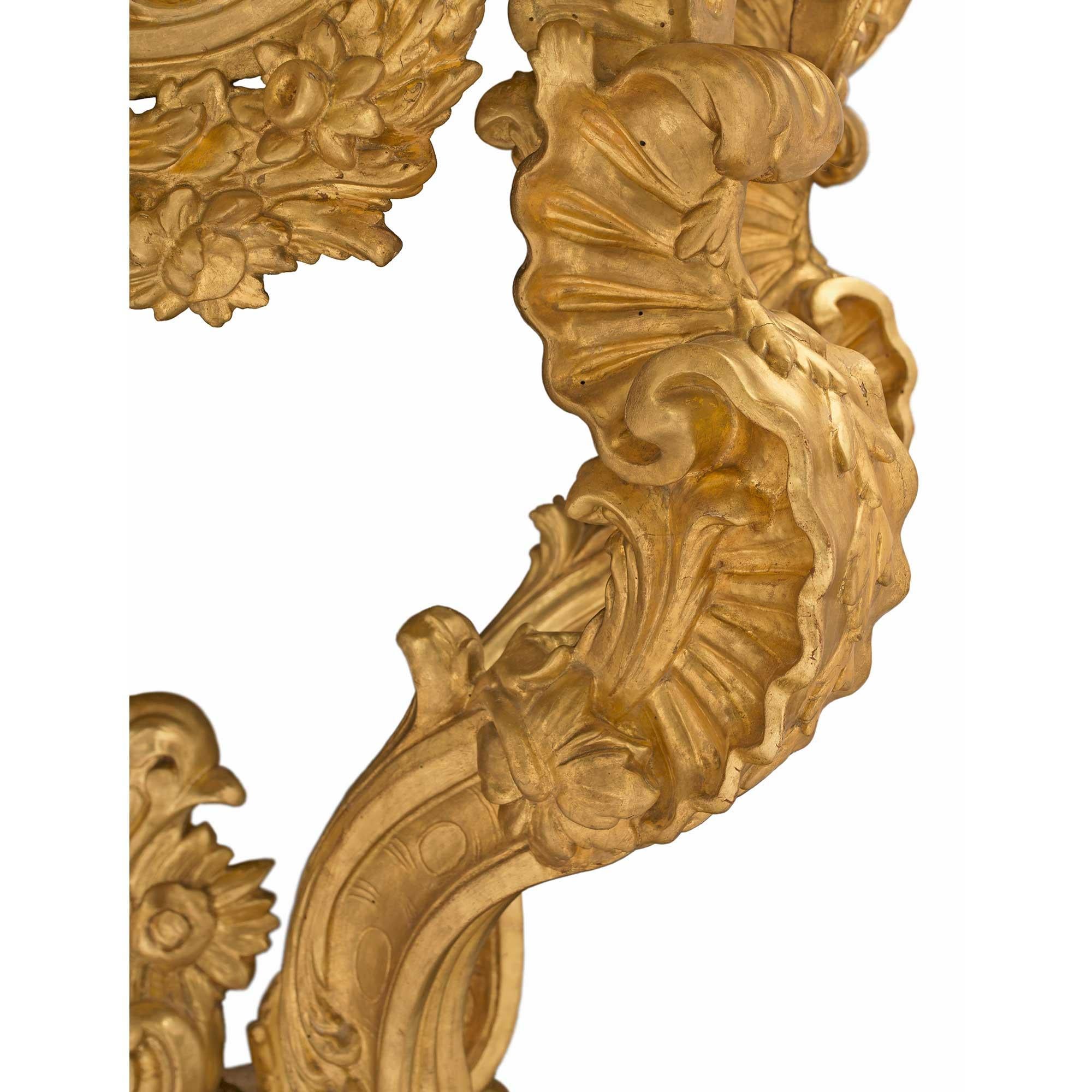 Zwei italienische Barock-Konsolen aus vergoldetem Holz und Marmor des 18. Jahrhunderts mit vier Beinen im Angebot 3