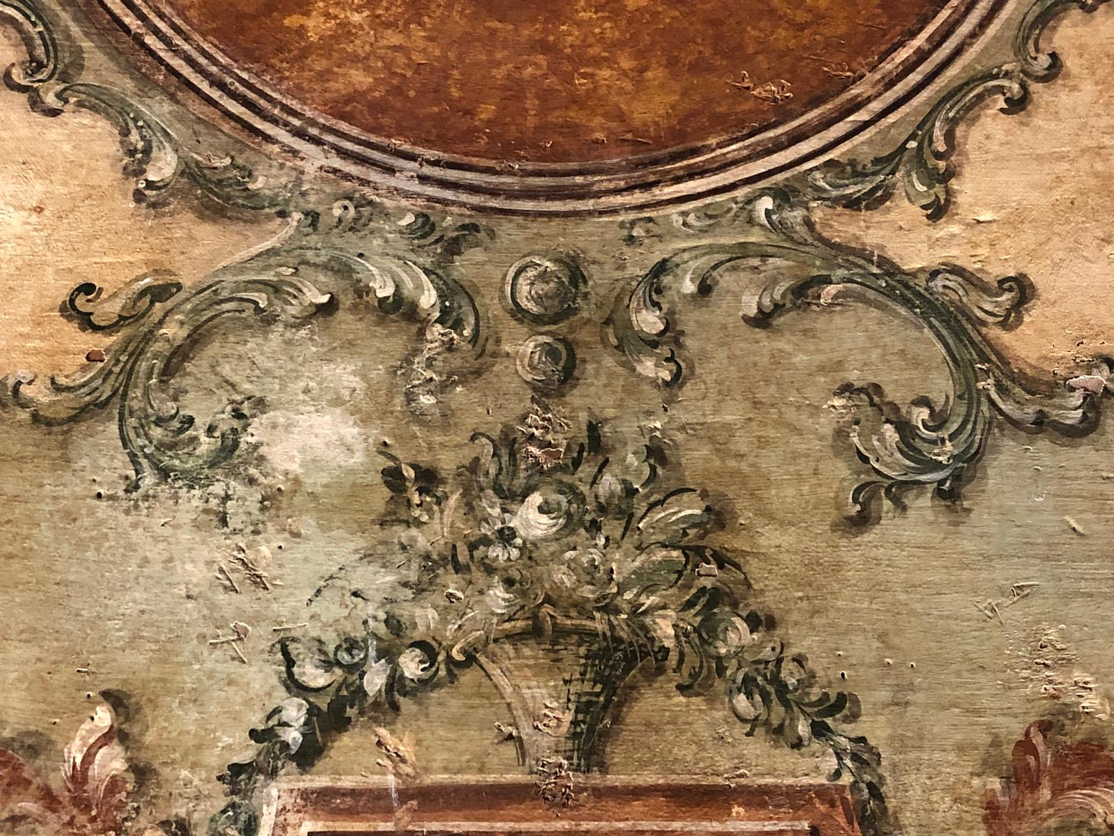Paar italienische barocke, bemalte Demilune-Konsolentische aus dem 18. Jahrhundert im Angebot 6