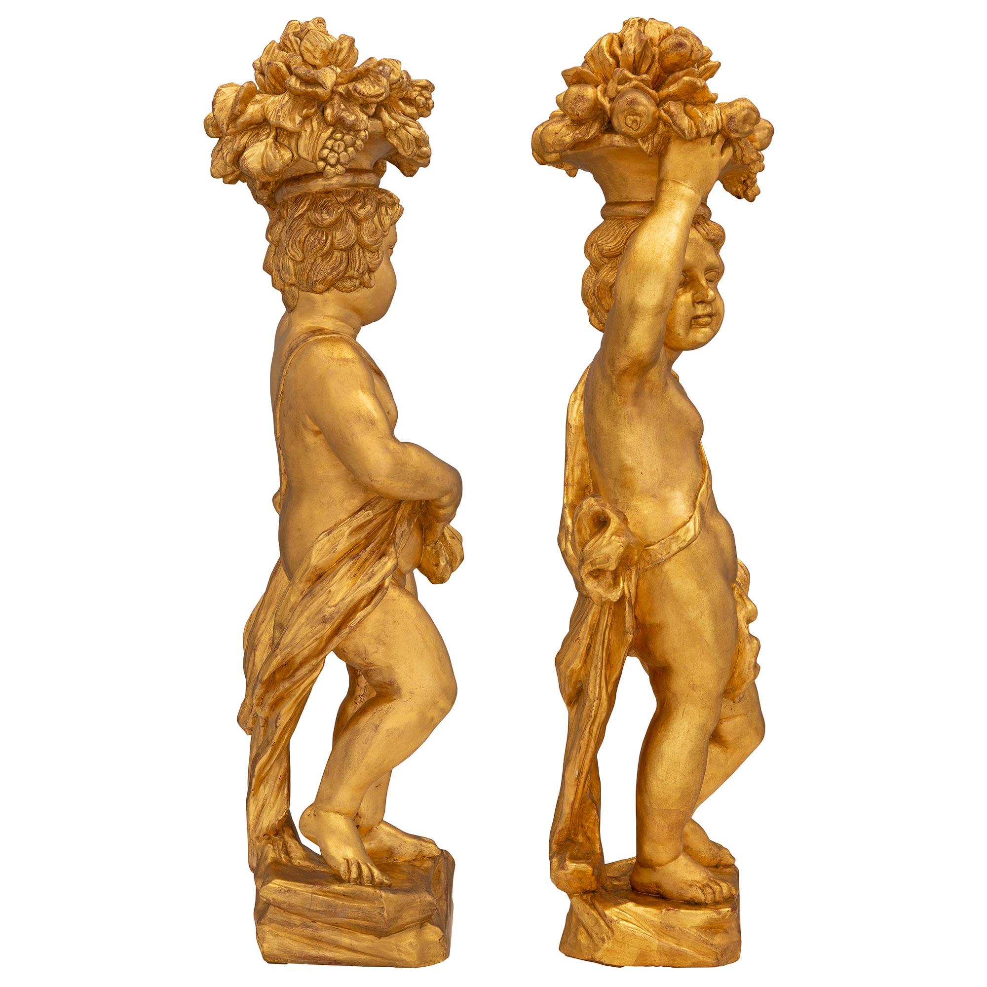 Baroque Paire de statues italiennes en bois doré d'époque baroque du 18ème siècle en vente