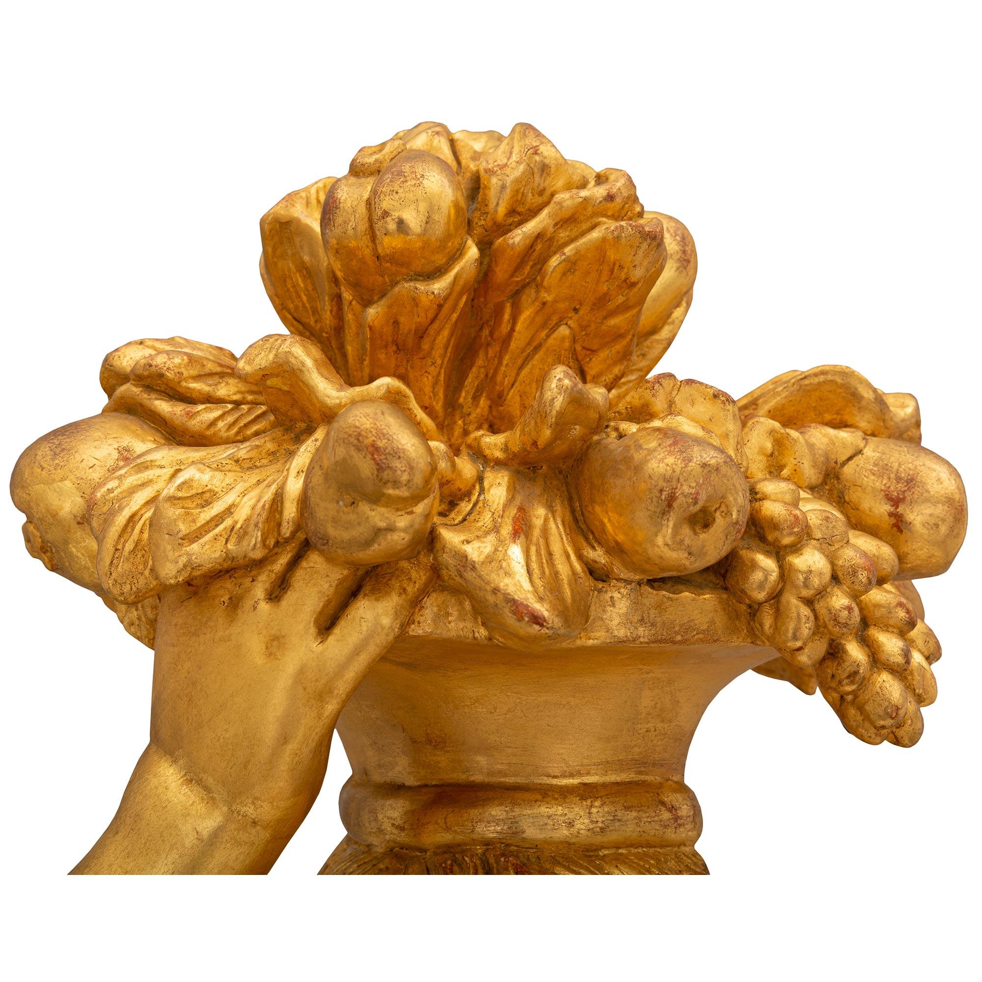 XVIIIe siècle et antérieur Paire de statues italiennes en bois doré d'époque baroque du 18ème siècle en vente