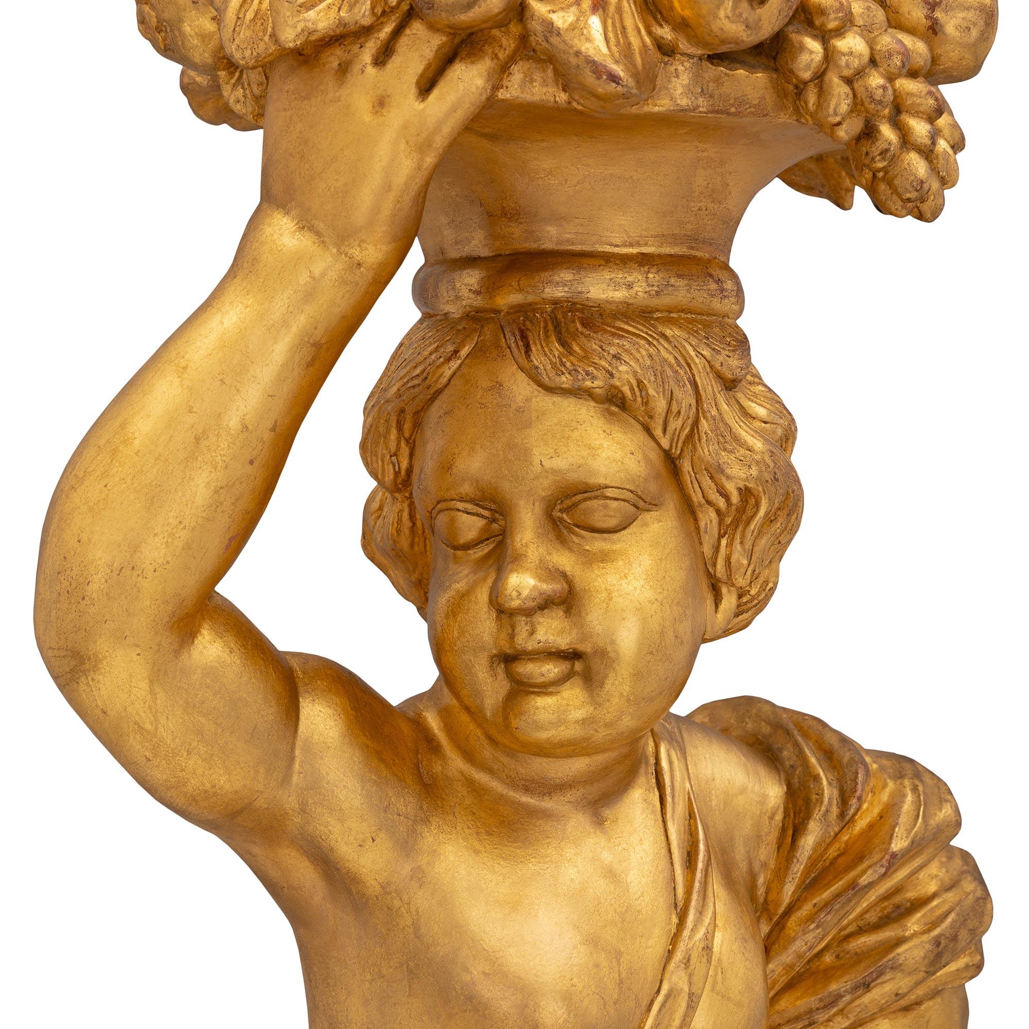Italiano Coppia di statue in legno dorato del periodo barocco italiano del XVIII secolo in vendita