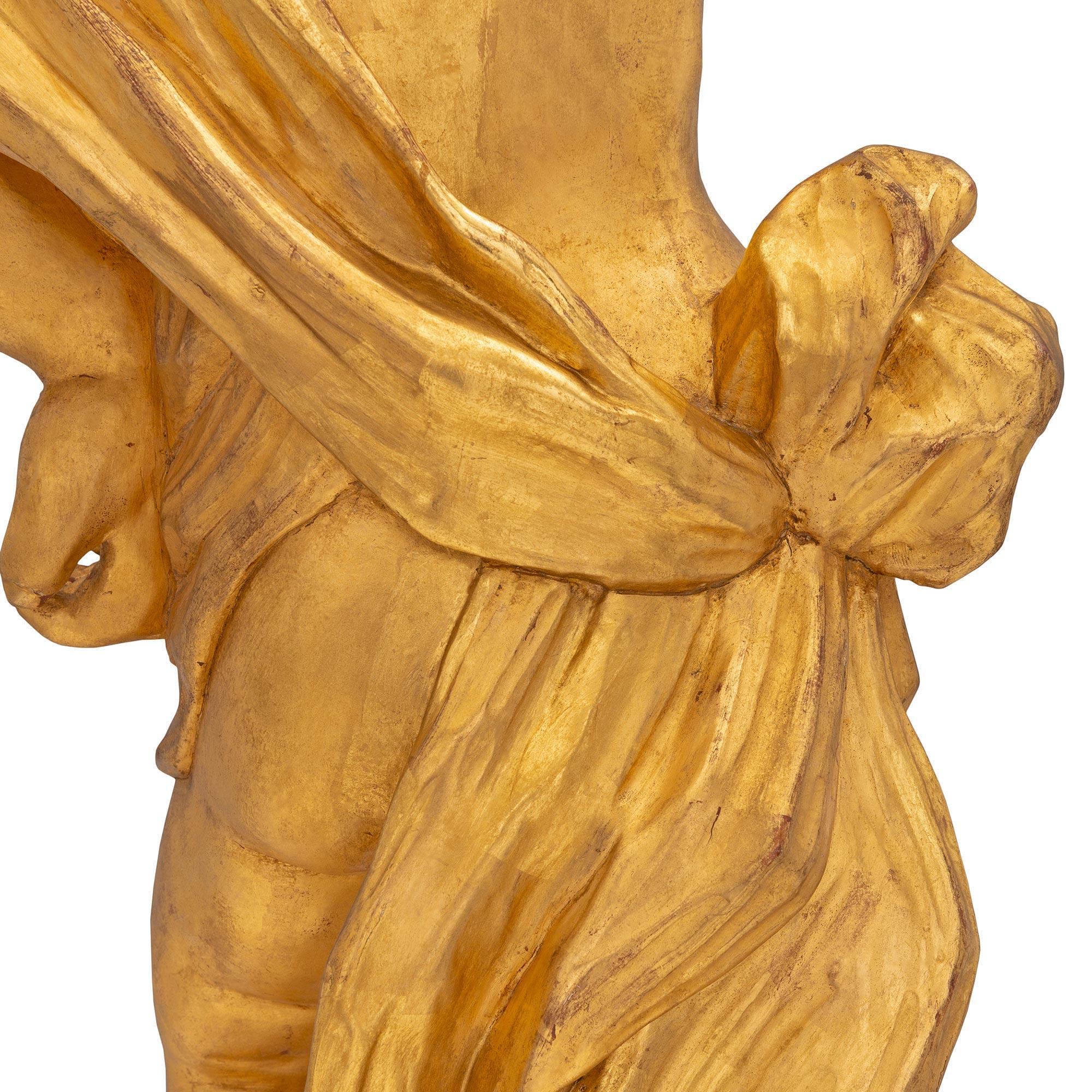 Coppia di statue in legno dorato del periodo barocco italiano del XVIII secolo In condizioni buone in vendita a West Palm Beach, FL