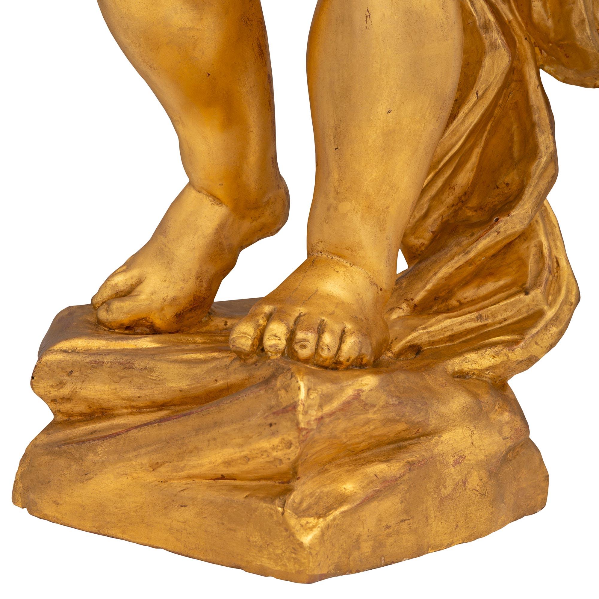 Legno dorato Coppia di statue in legno dorato del periodo barocco italiano del XVIII secolo in vendita