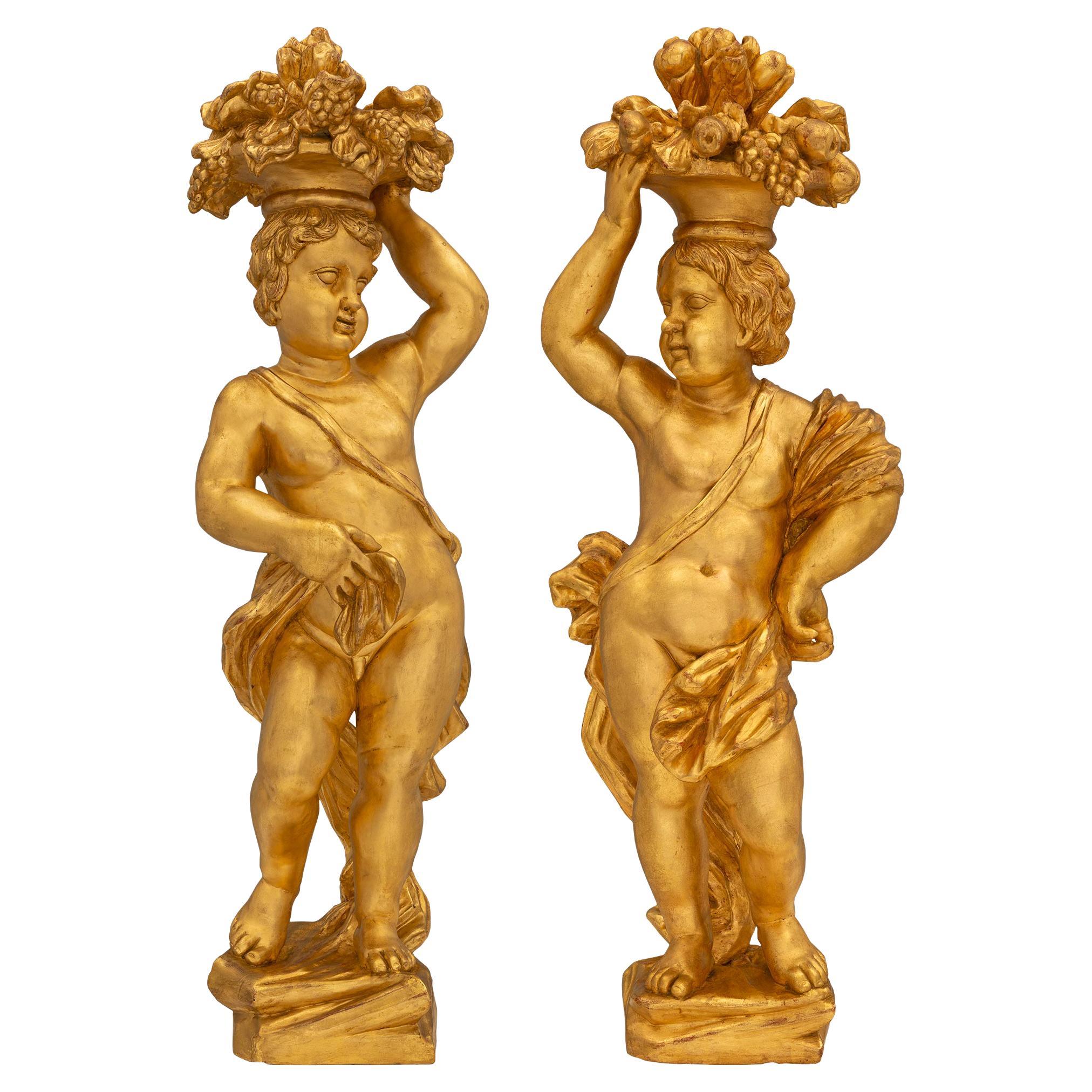 Paar italienische Statuen aus vergoldetem Holz aus der Barockzeit des 18. Jahrhunderts